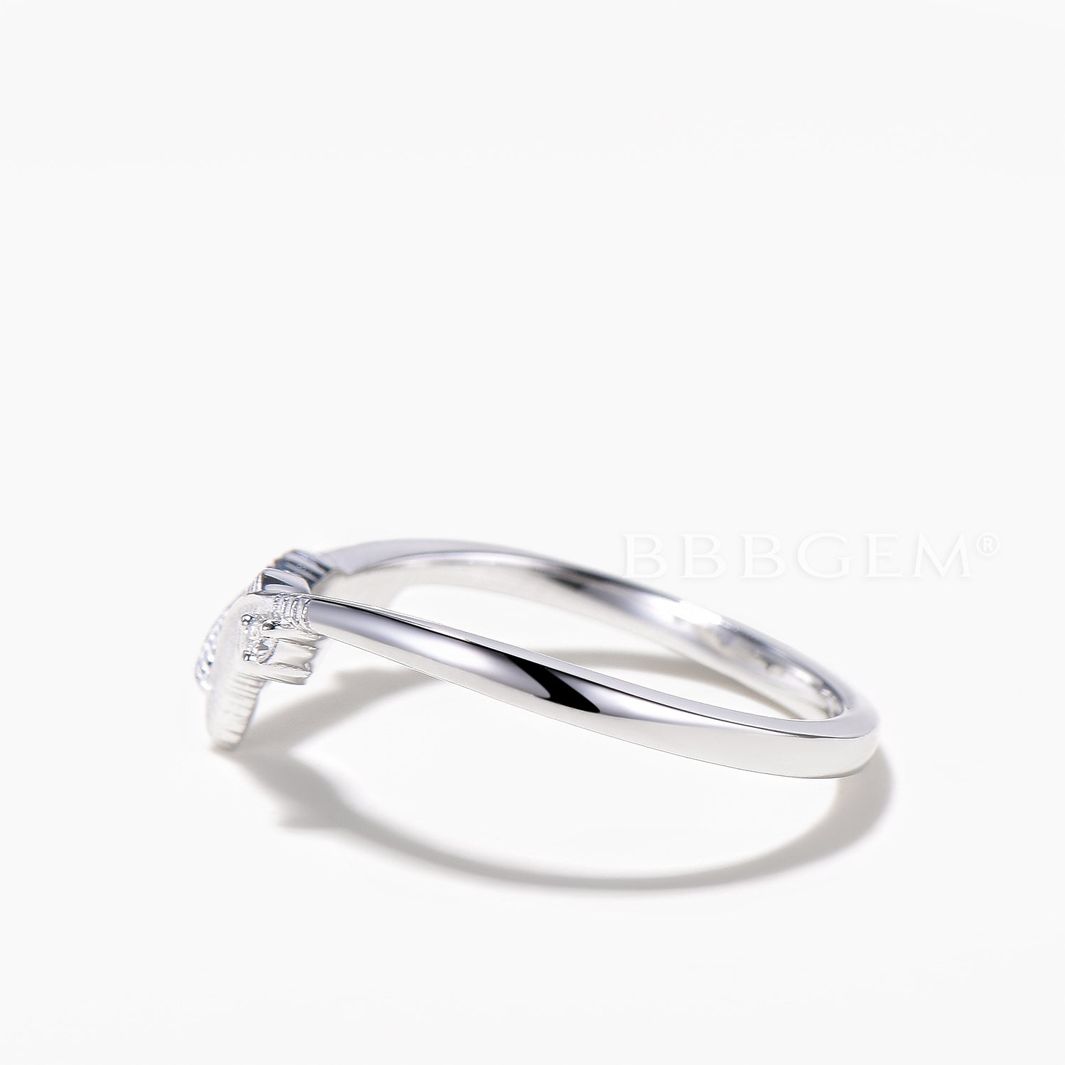 Round Cut Diamond Curved Feather Wedding Ring - Moissanite White Gold Band for Women - Elegant Bridal Jewelry, Anniversary Gift, Engagement Ring for Special Occasions