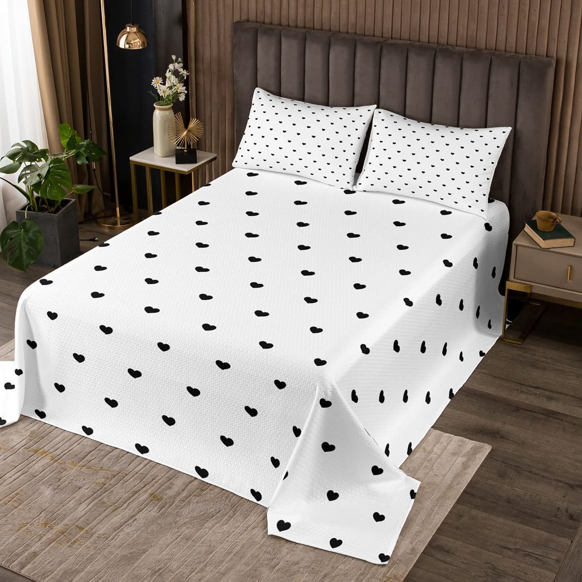 **White and Black Twin Size Quilt Set with Cute Heart Pattern - Cartoon Love Geometric Bedspread Coverlet for Kids, Girls, Boys & Teens - Includes 1 Pillowcase - Perfect for Bedroom Decor & Cozy Sleep**