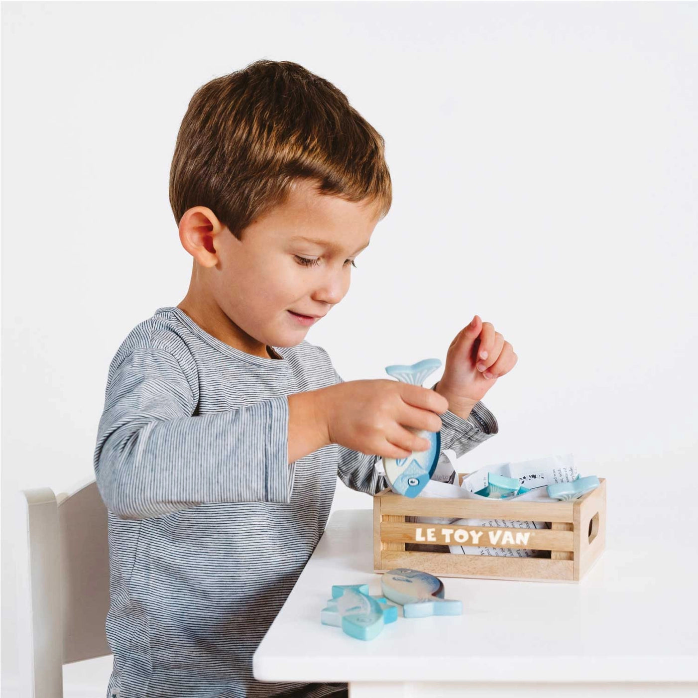 Wooden Play Market Crate for Kids - Pretend Play Grocery Store Toy with Fruits & Vegetables - Perfect for Imaginative Play, Role-Playing Games, and Early Learning Activities