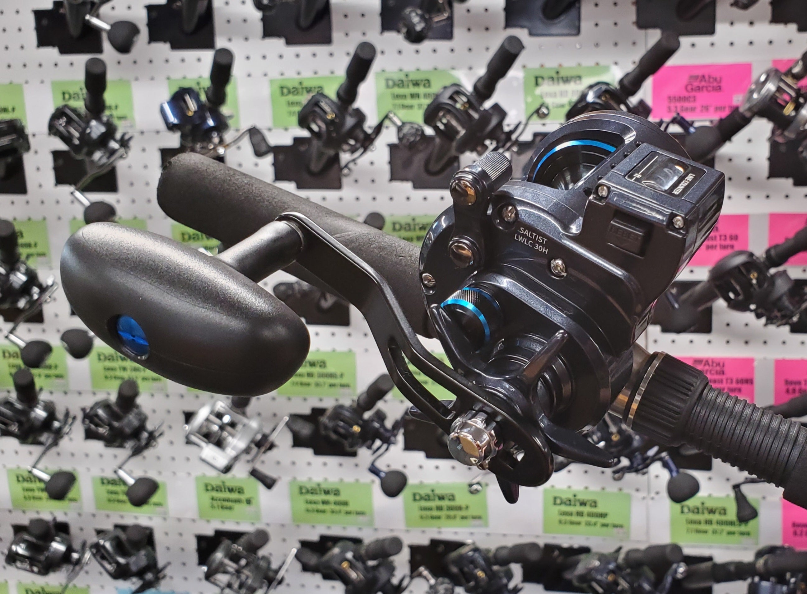 Daiwa Saltist LWLC30H Line Counter Fishing Reel - Perfect for Trolling, Deep Sea Fishing, and Saltwater Angling