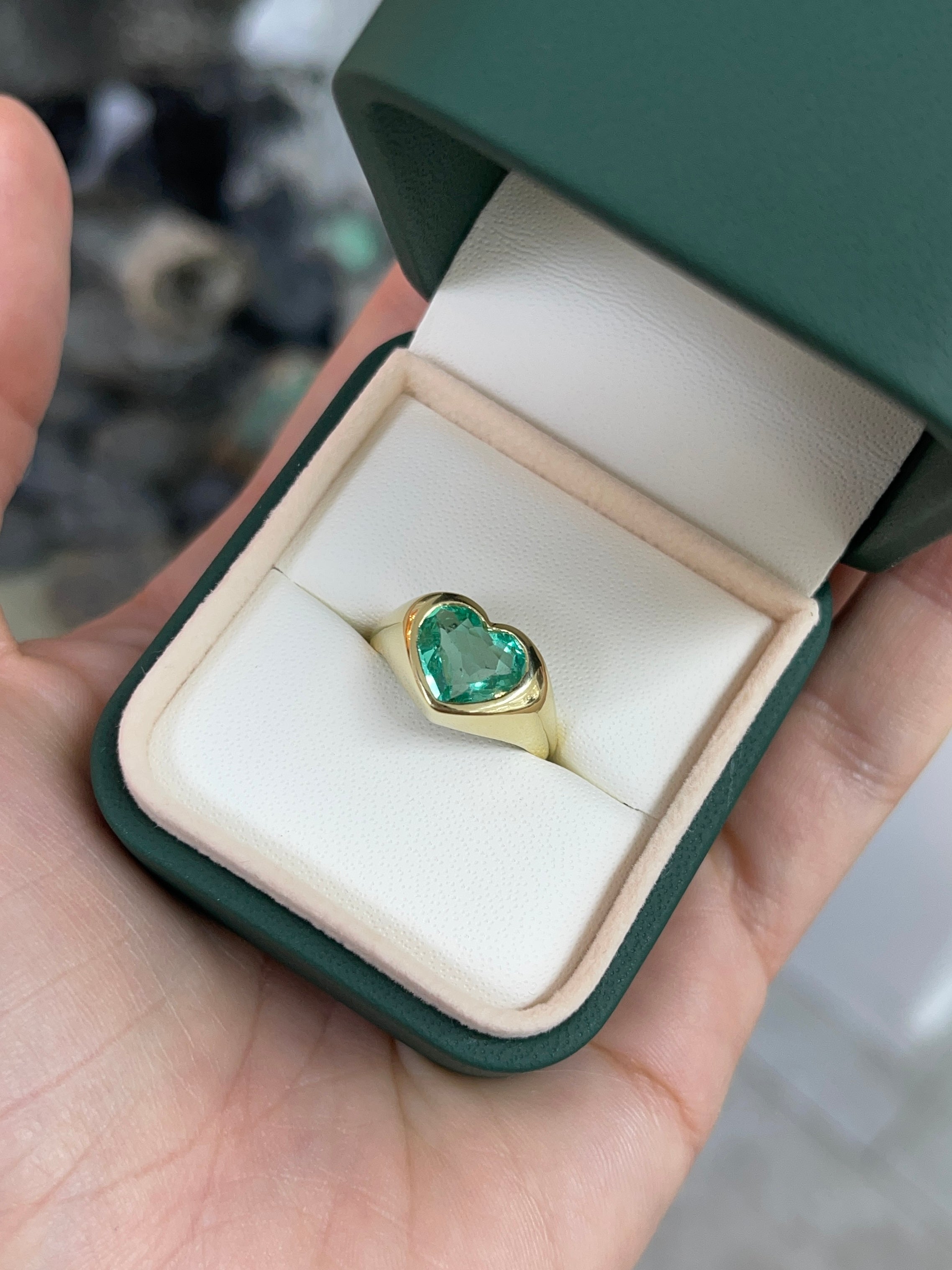 2.19ct 18K Gold Heart Cut Colombian Emerald Bezel Solitaire Ring for Men & Women - Perfect for Engagement, Anniversary & Valentine's Day Gifts