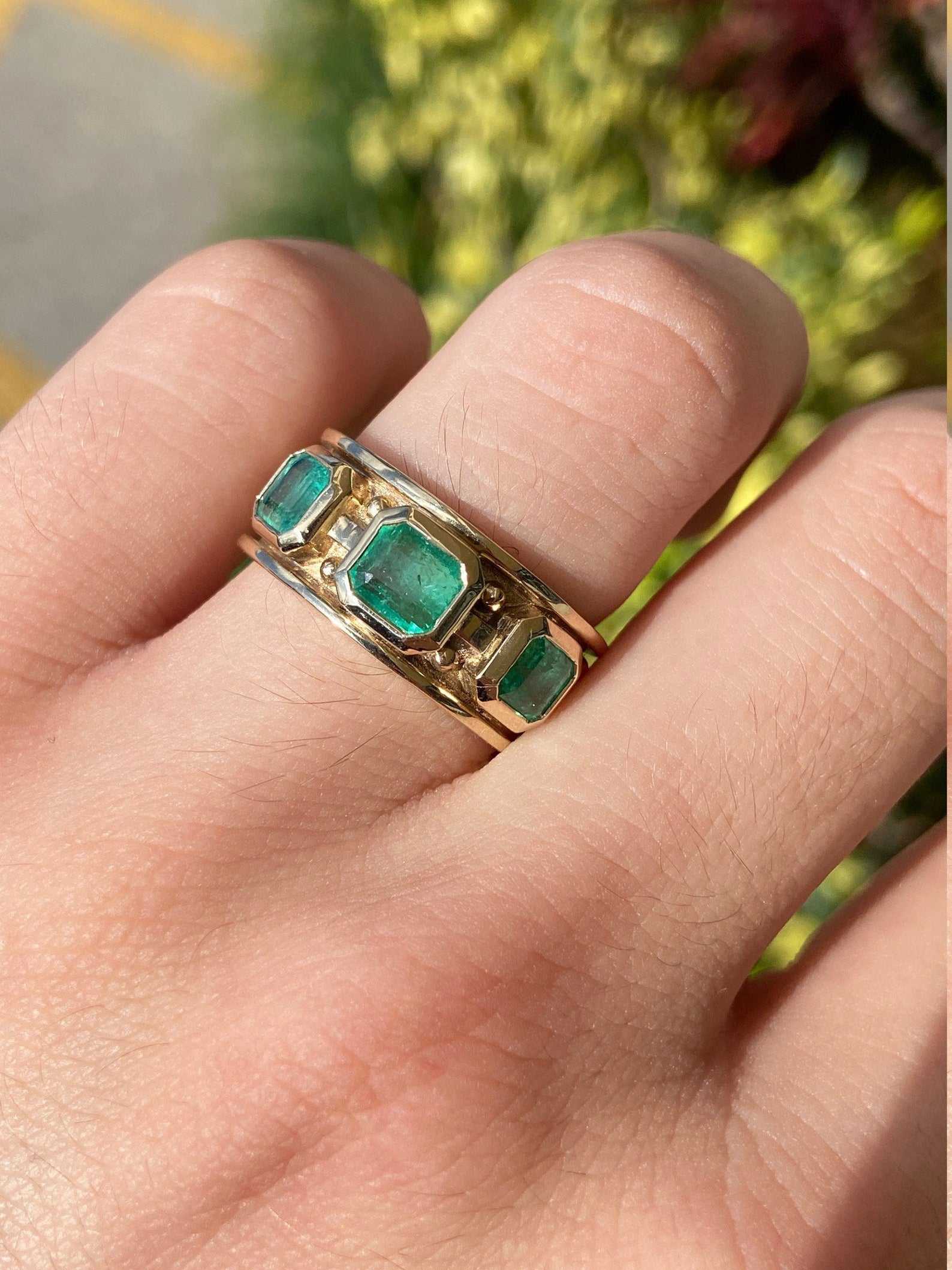 2.85tcw Men's Emerald Solitaire Three Stone Band Ring in 14K Gold - Perfect for Everyday Wear, Wedding Bands & Anniversary Gifts