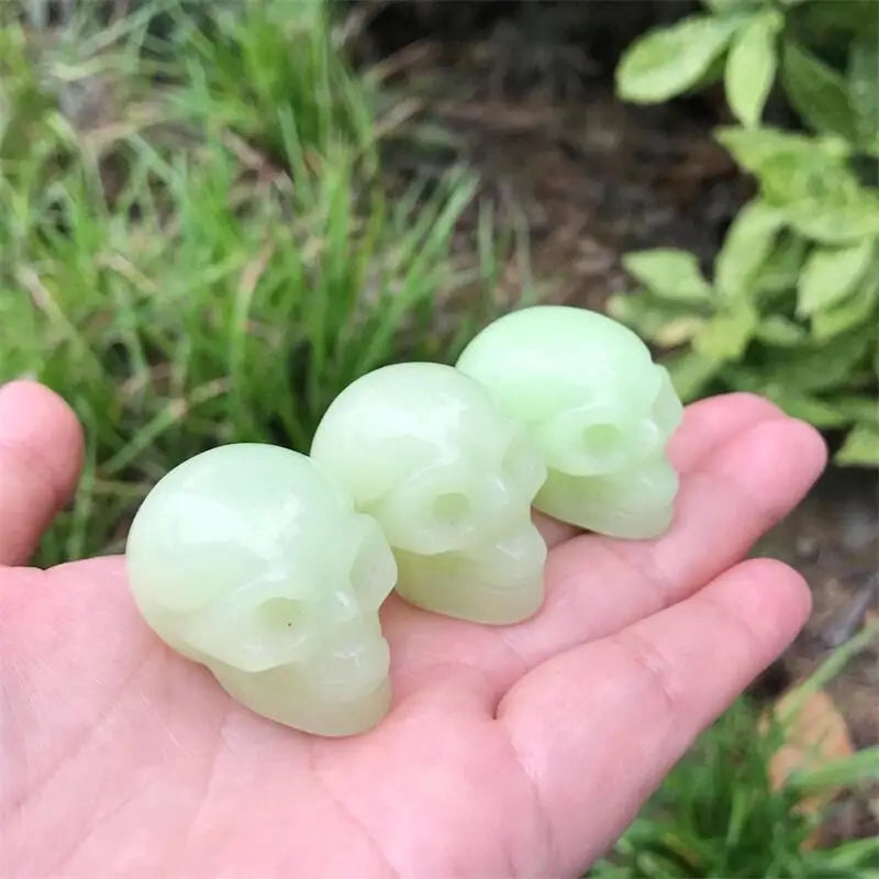 3.8cm Glowing Crystal Skull Carving - Polished Feng Shui Healing Stone, Reiki Energy Gemstone for Wiccan Altar Decor, Meditation & Spiritual Gifts (1 Piece) | Perfect for Home Decor, Yoga Spaces & Positive Energy Enhancement