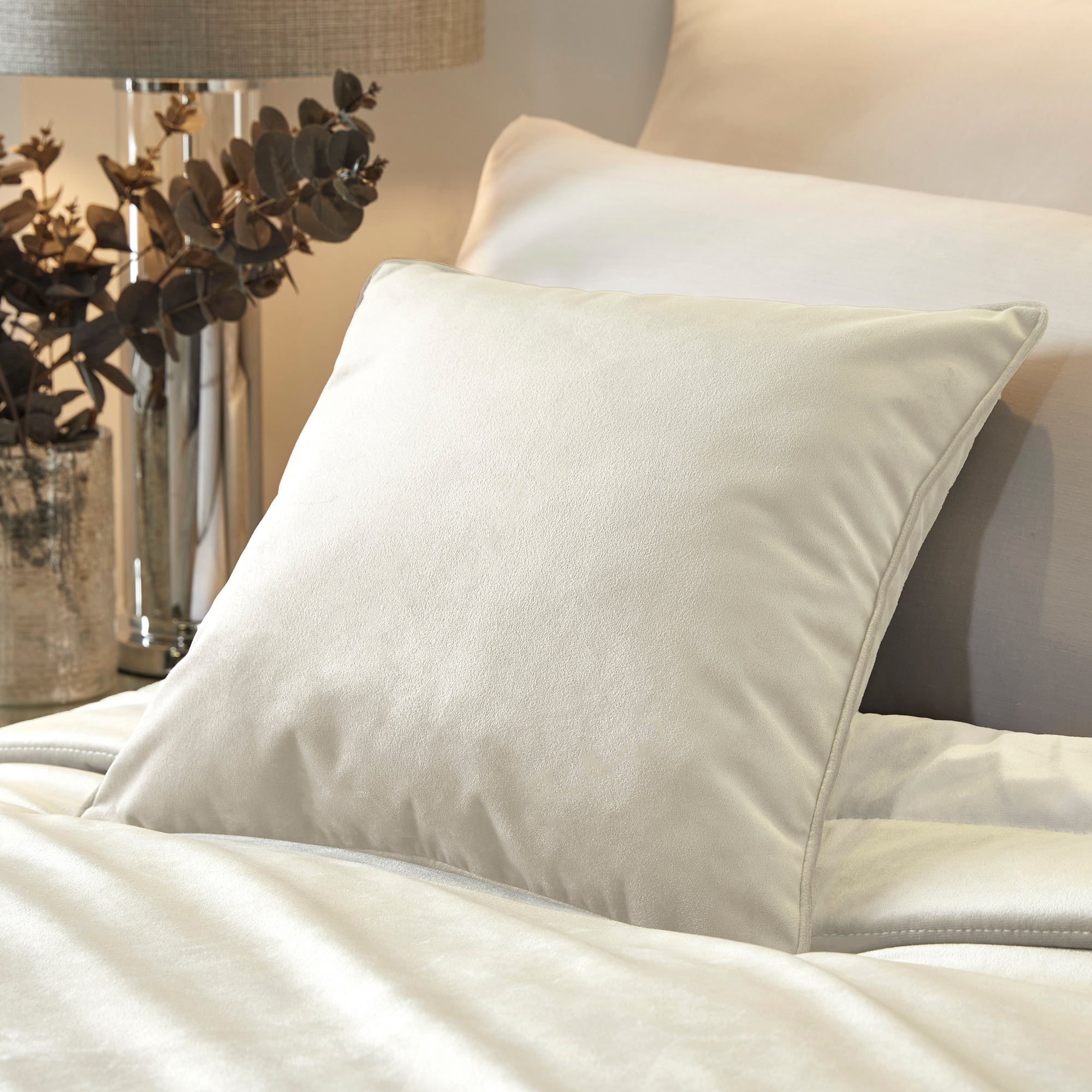 Laurence Llewelyn Bowen Chic Ivory Bedspread - Luxury Quilted Coverlet for Master Bedroom, Guest Room & Hotel Decor