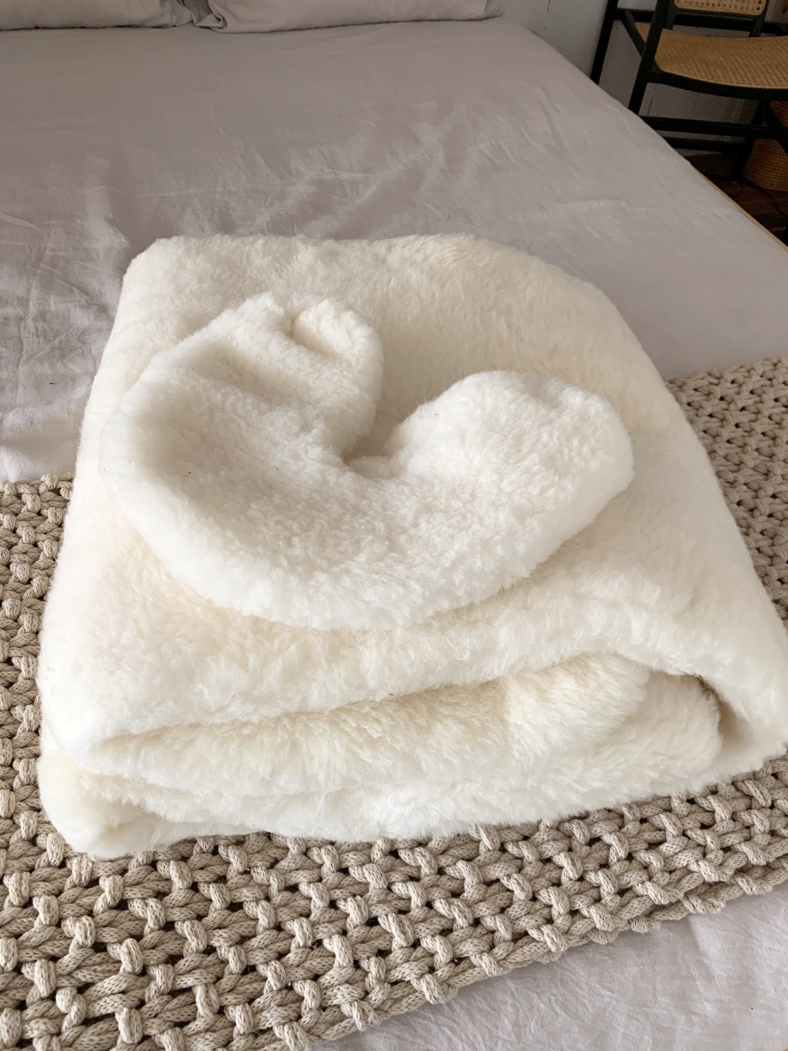 Sheep's Wool Massage Table Cover & Head Rest Pad - Soft & Hygienic for Spa, Physical Therapy, and Home Relaxation