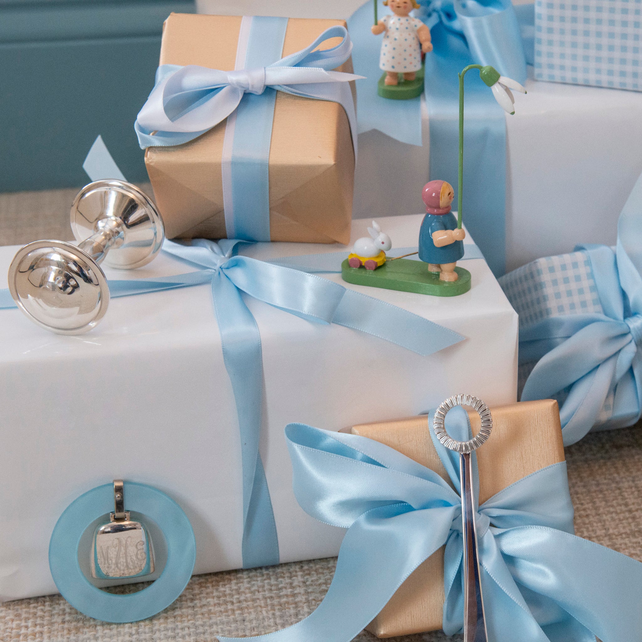 Wendt & Kuhn Girl with Snowdrop Handcrafted Wooden Figurine - Perfect for Christmas Decorations, Collectibles & Home Décor