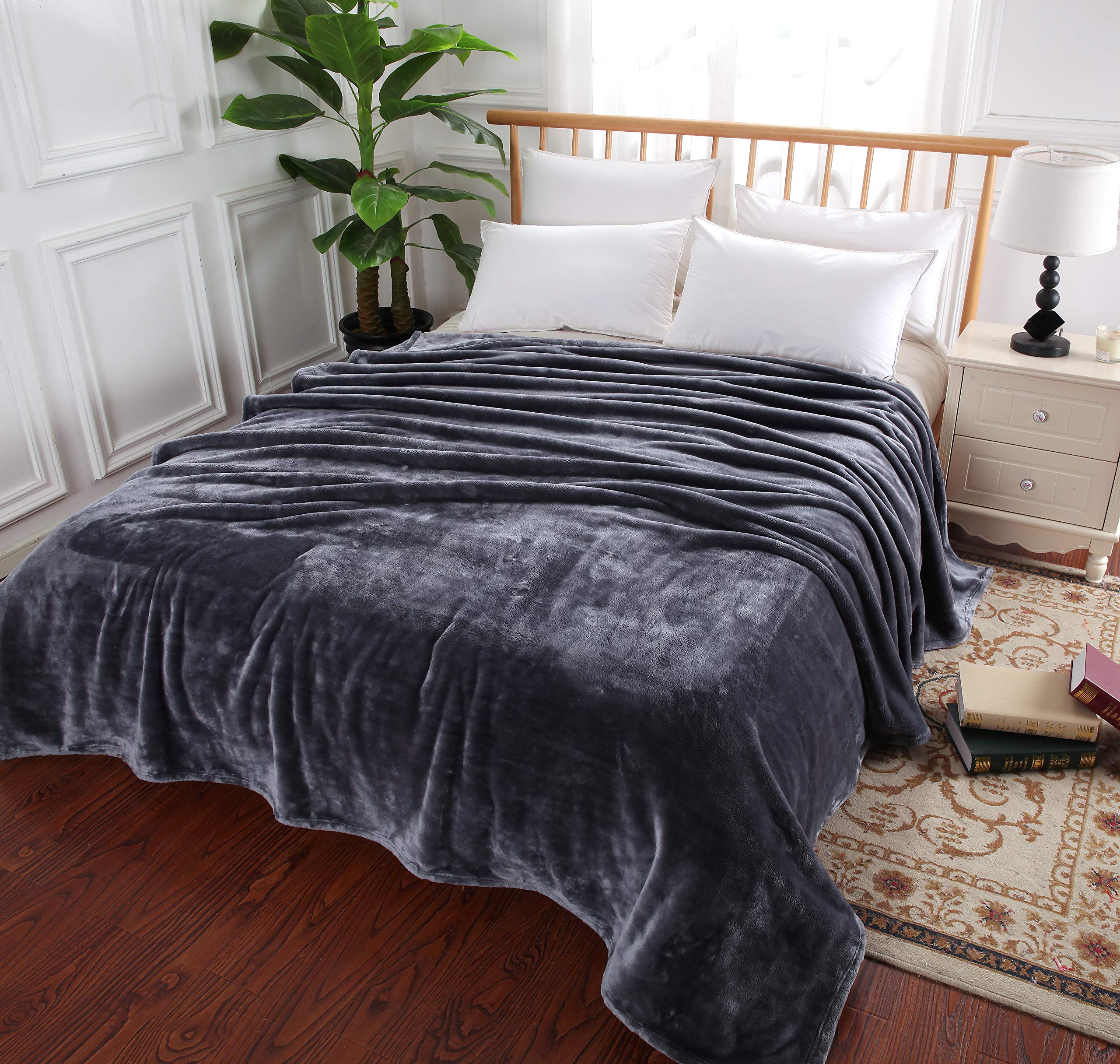 Soft Grey Fleece Throw Blanket - Cozy Mink Plush Blanket for Bed, Couch & Sofa - Warm Flannel Fuzzy Blanket for Winter Nights, Movie Time & Relaxation