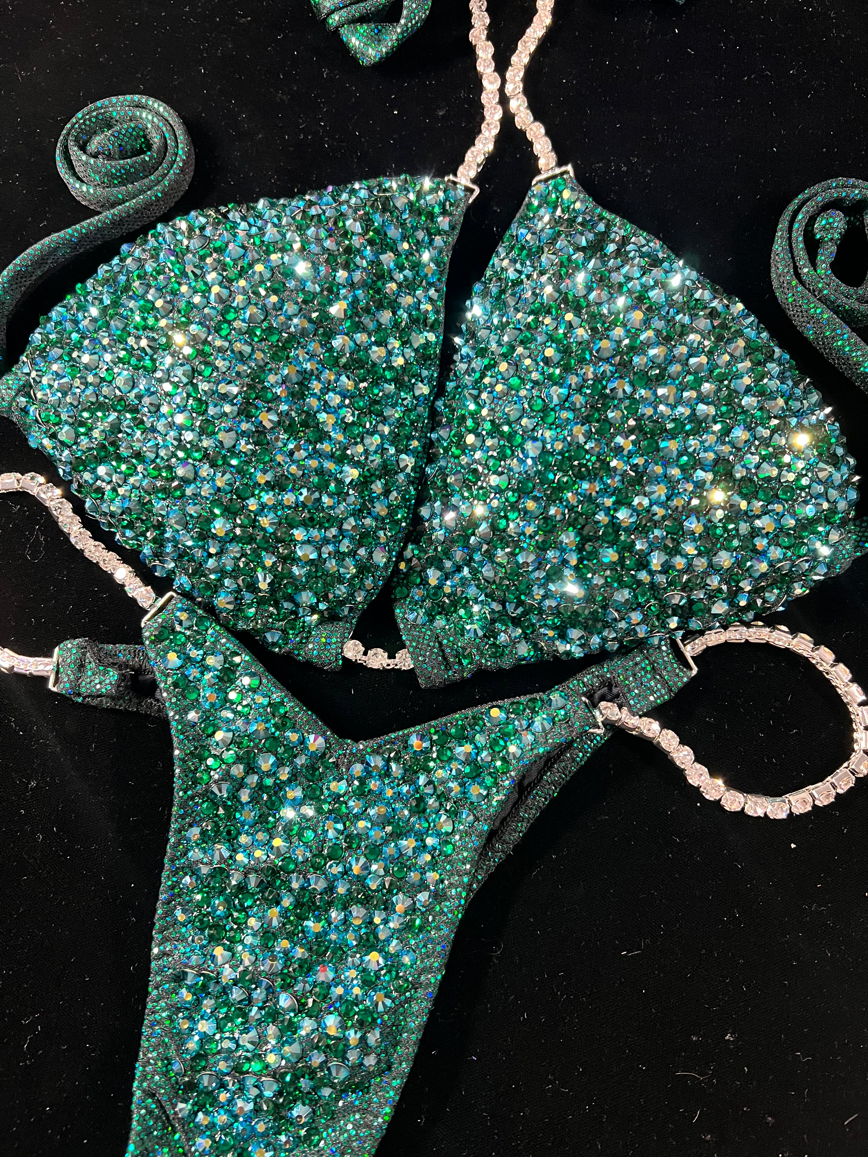 Ultimate Glam Emerald AB Crystal Rhinestones - Perfect for DIY Jewelry, Nail Art, and Costume Design