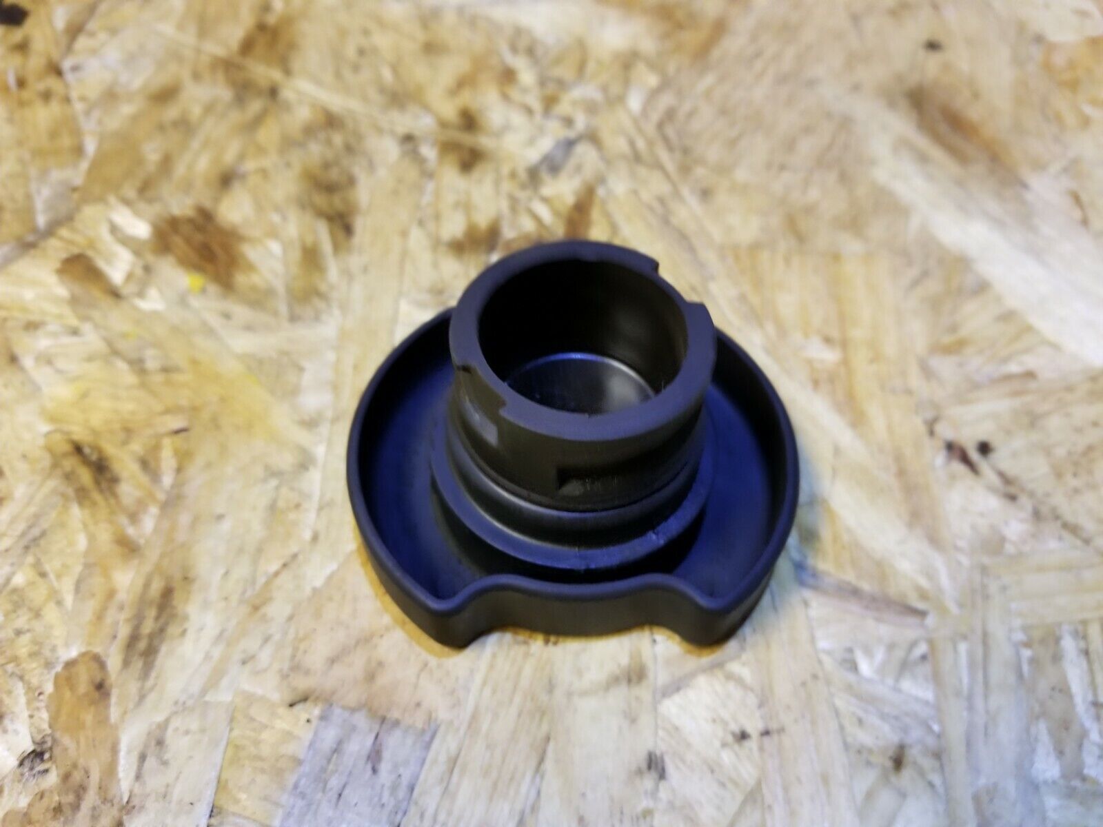 02-07 Ford Escape 3.0L Engine Oil Filler Cap Replacement - OEM Quality Part for 2002-2007 Ford Escape - Perfect for Engine Maintenance & DIY Car Repair