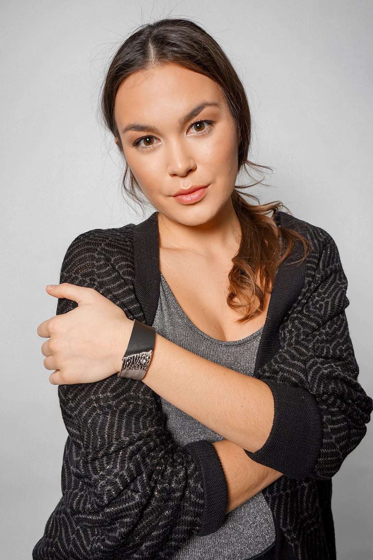 Stylish Leather and Metal Statement Bracelet for Women - Elegant Fashion Accessory for Parties, Dates & Everyday Wear