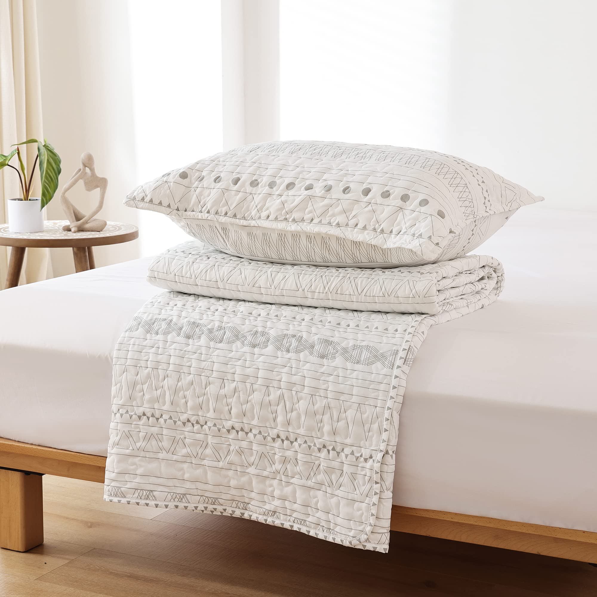 JANZAA 3-Piece Boho Quilt Bedding Set - Queen Size Grey Geometric Pattern on White, All-Season Comforter with 2 Pillowcases | Perfect for Guest Rooms, Master Bedrooms & Cozy Boho Home Decor