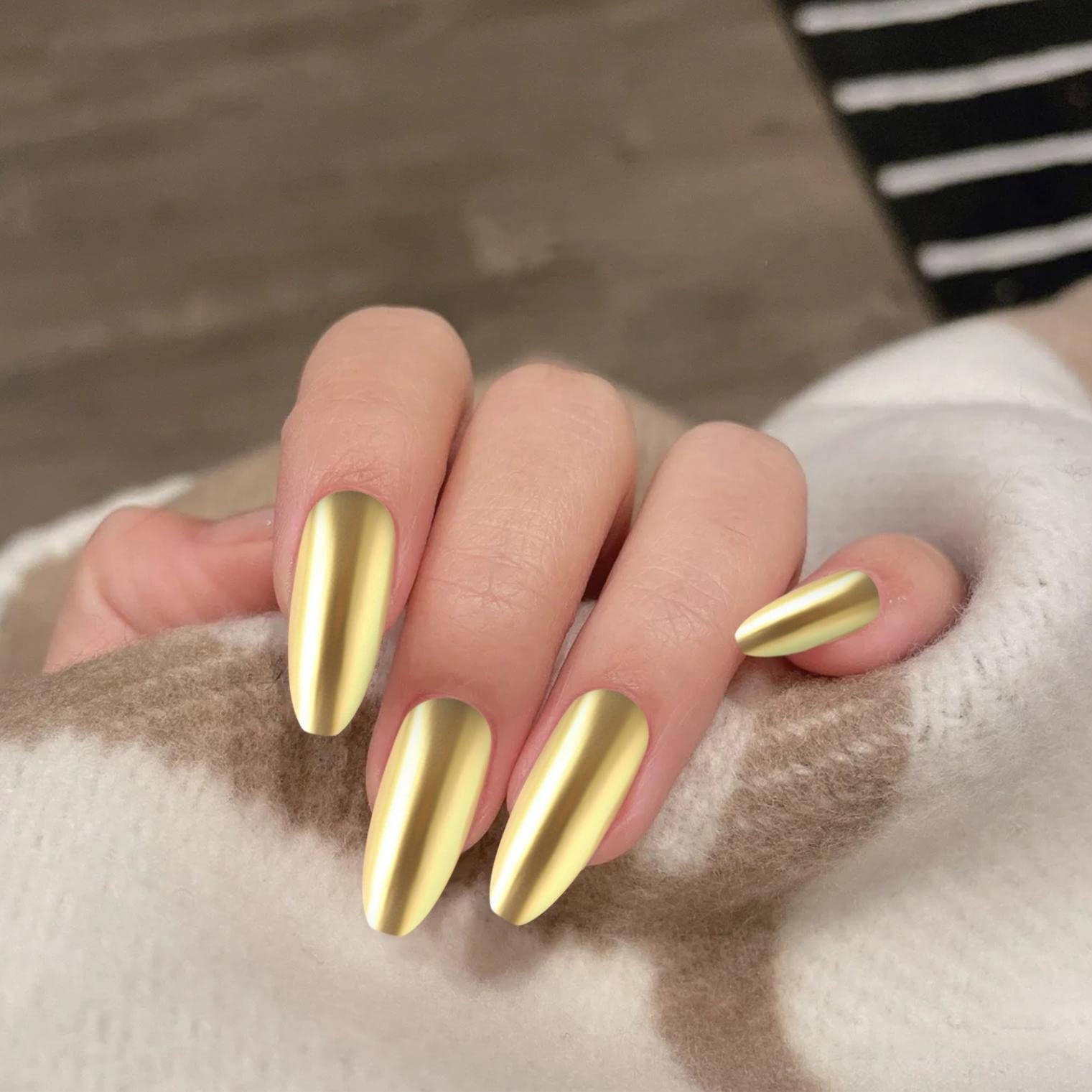 Chrome Nail Powder Pen - Metallic Holographic Air Cushion Nail Art Pen with Mirror Effect Glitter - Quick Dry Nail Polish Gel for Mirror Chrome Nails - Perfect for Nail Salon, DIY Manicure & Home Nail Art