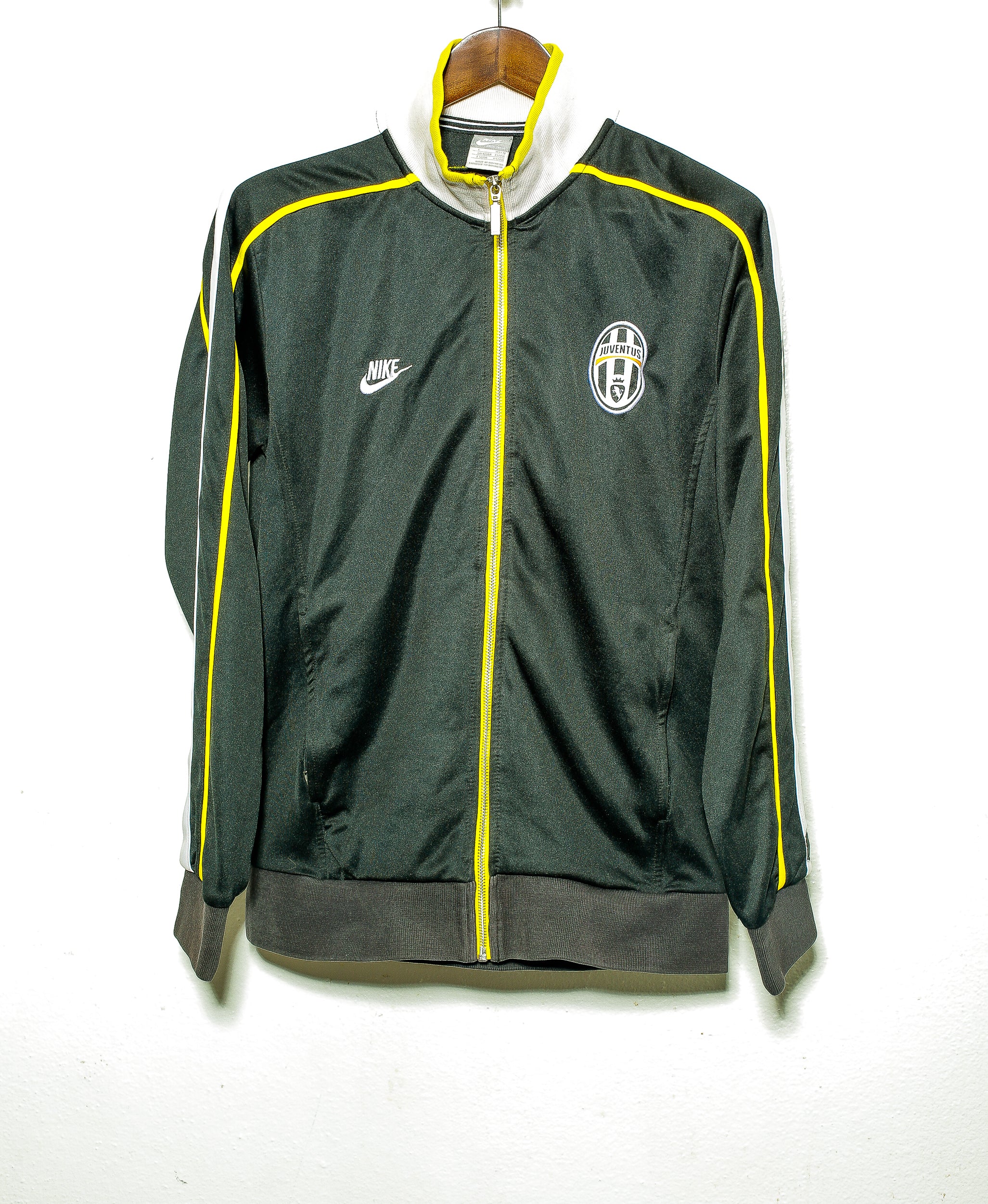 2008 Juventus Jacket - Official Vintage Soccer Jersey Size L for Men - Perfect for Football Games, Fan Events & Retro Sports Fashion