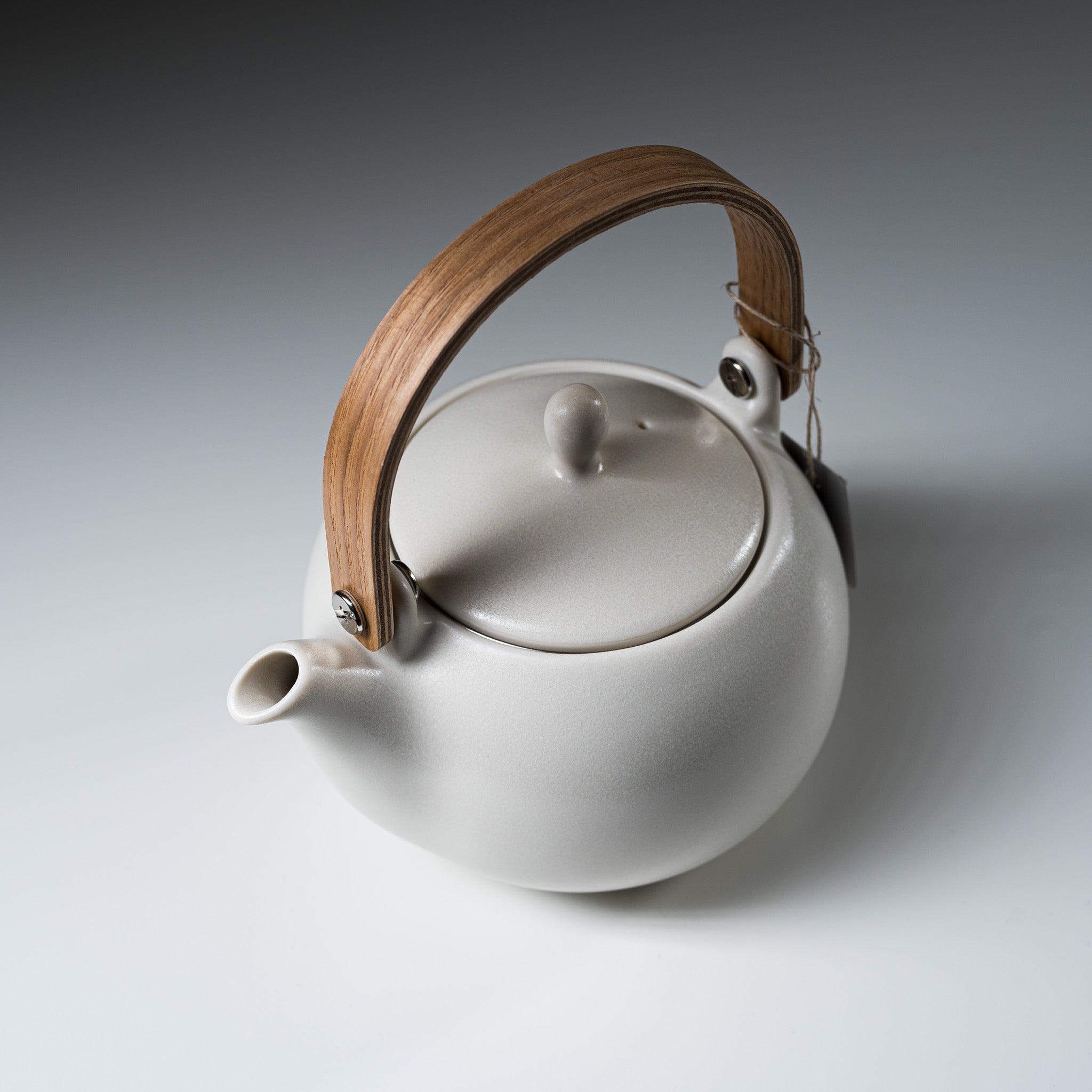 Yui Japanese Wooden Handle Teapot 600ml - White Ceramic Teapot for Green Tea, Herbal Tea & Matcha | Perfect for Tea Ceremonies, Home Use & Gifts