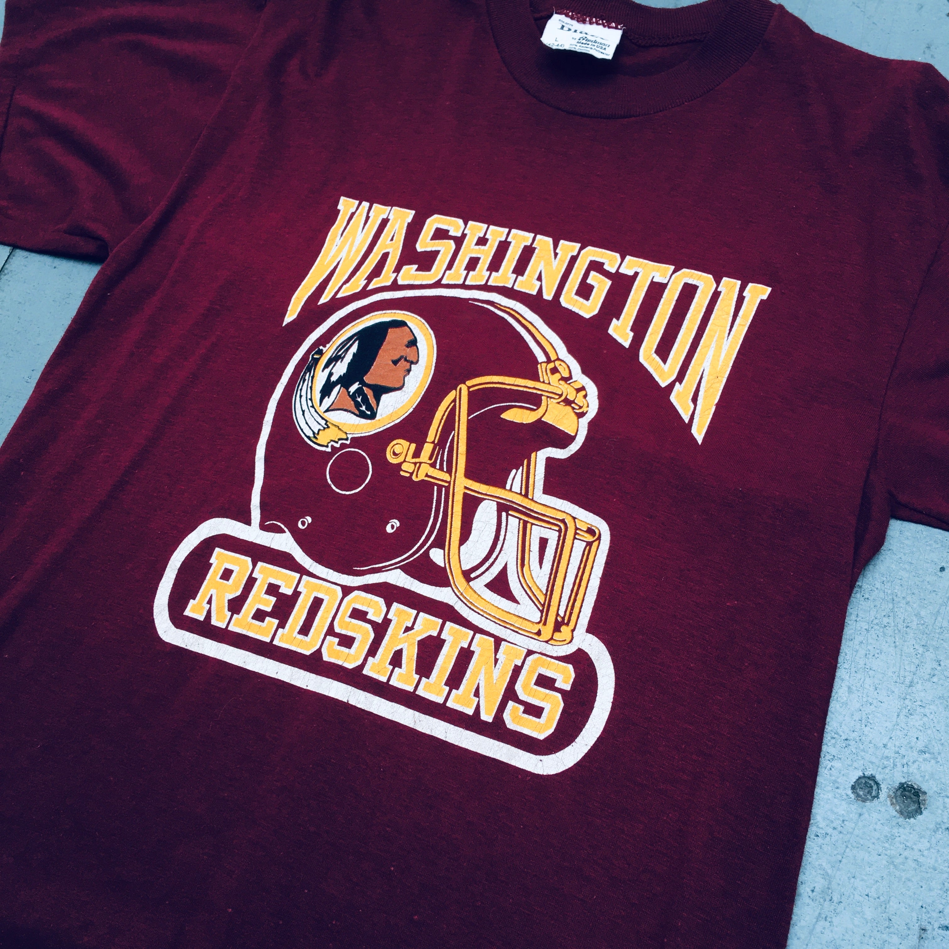 Vintage 1990s Washington Redskins Graphic Spellout T-Shirt - Retro NFL Football Fan Apparel (S/M) - Perfect for Game Day, Throwback Style & Casual Wear