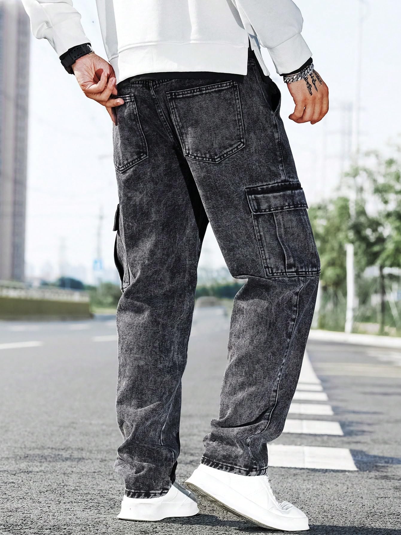 WDIRARA Men's Slim Fit Cargo Jeans - Straight Leg Denim Pants with Flap Pockets for Streetwear & Work | Comfortable & Stylish for Casual Outings, Urban Fashion & Outdoor Activities