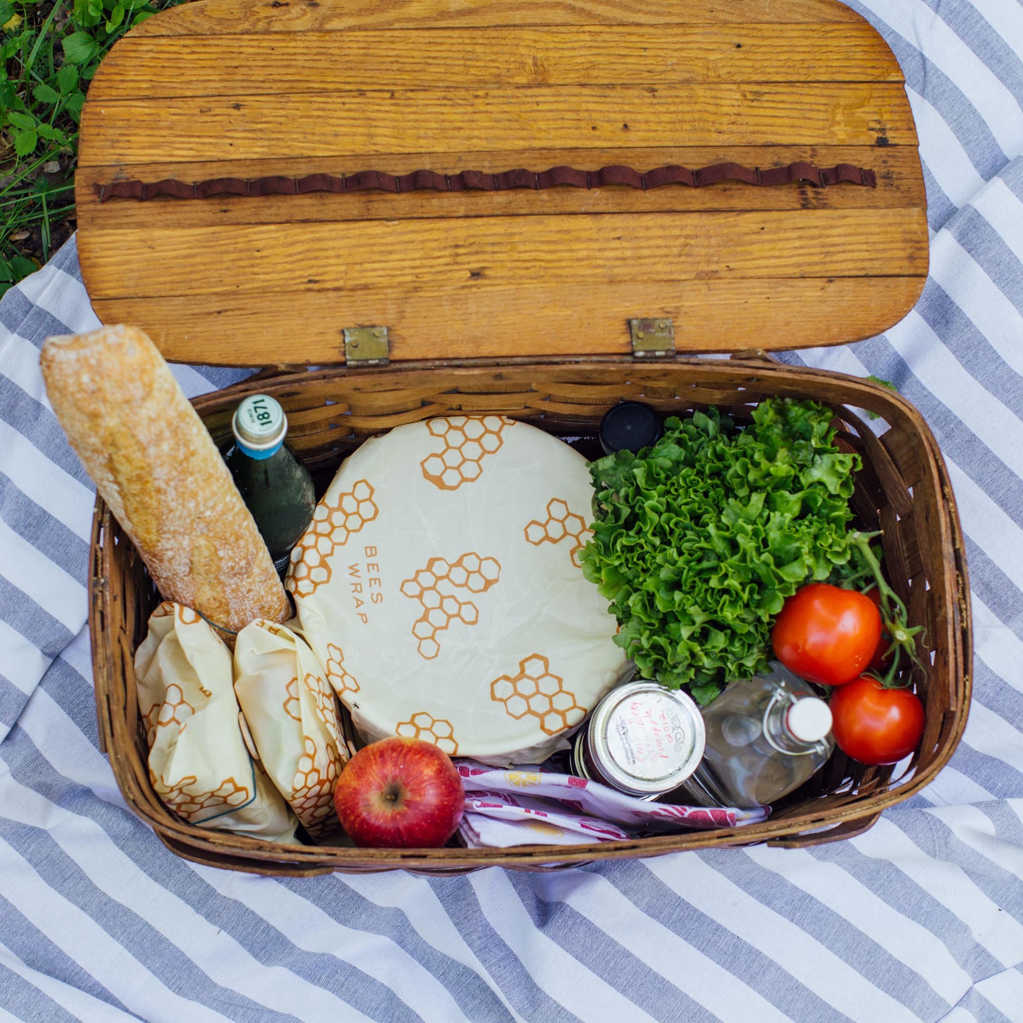 Bee's Wrap Reusable Beeswax Food Wraps - Eco-Friendly Sustainable Organic Cotton Food Storage Wraps Made in USA - Assorted 3 Pack (Small, Medium, Large) - Perfect for Wrapping Sandwiches, Cheese, Fruits & Leftovers