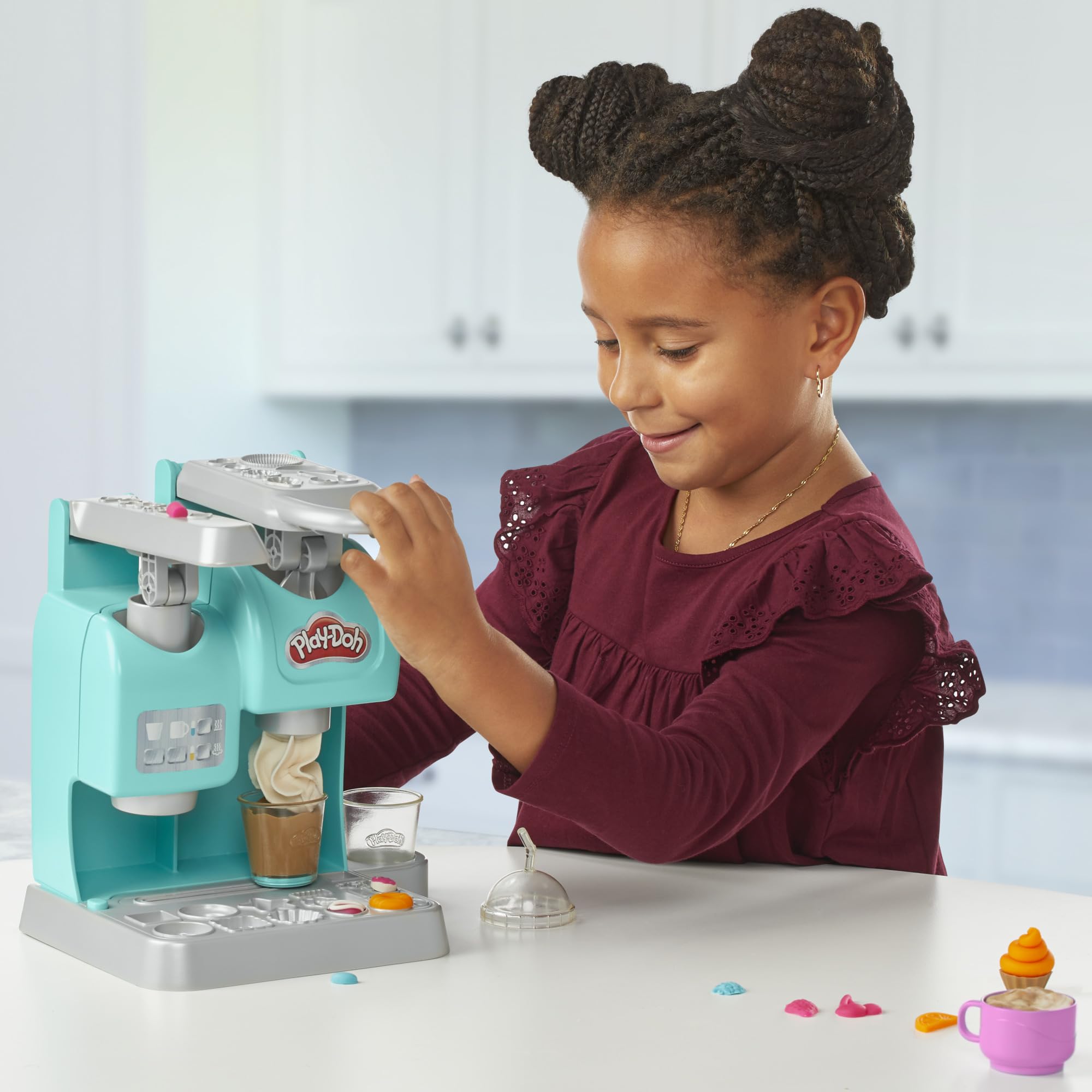 Play-Doh Kitchen Creations Super Café Toy Coffee Maker Set with 20 Accessories & 8 Play-Doh Cans - Pretend Play, Kids Baking & Cooking Role Play, Creative Fun for Toddlers & Preschoolers
