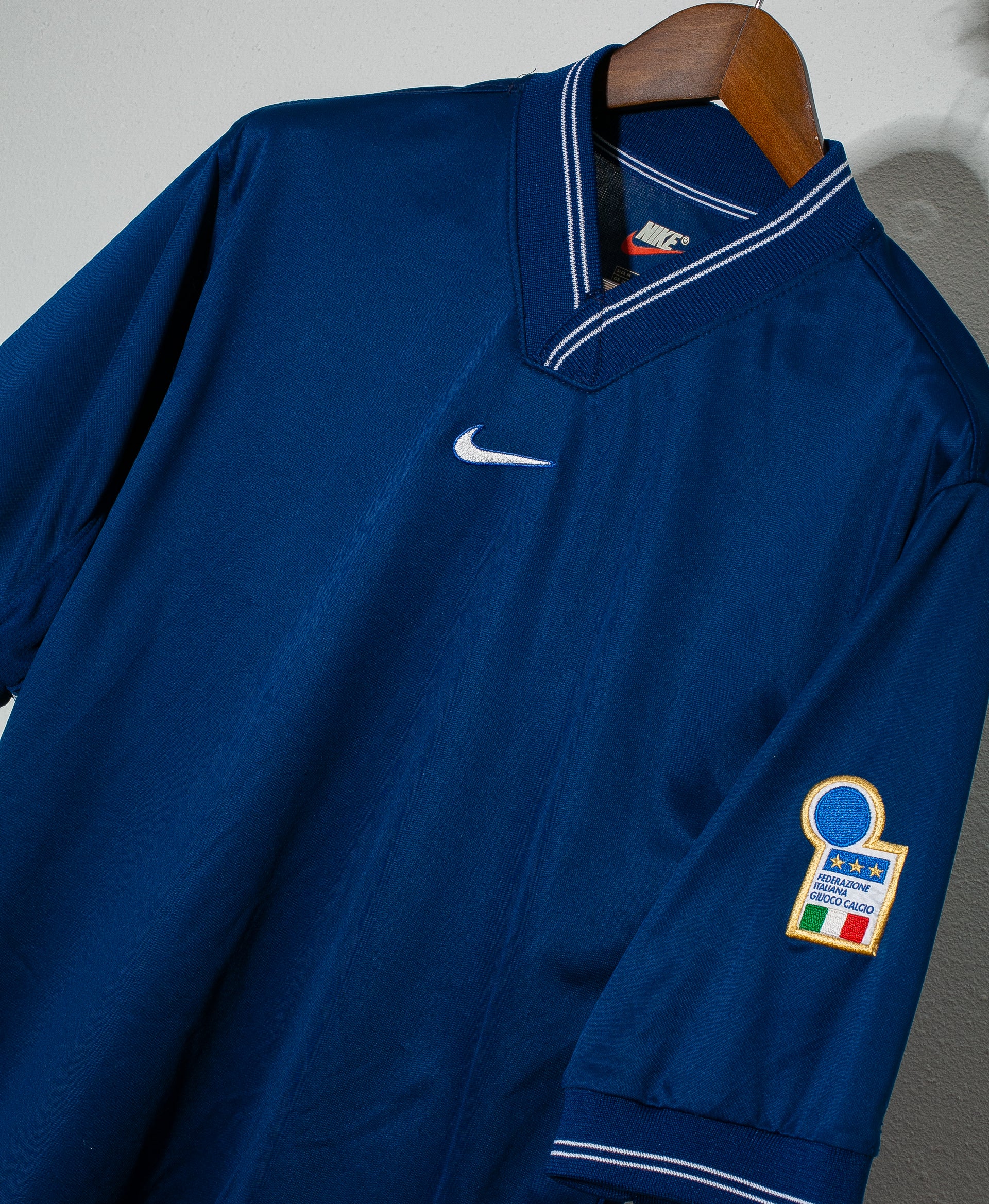 1998 Italy Vintage Soccer Jersey - Authentic Retro Football Training Shirt for Men (Medium) - Perfect for Match Days, Fan Collections & Cosplay