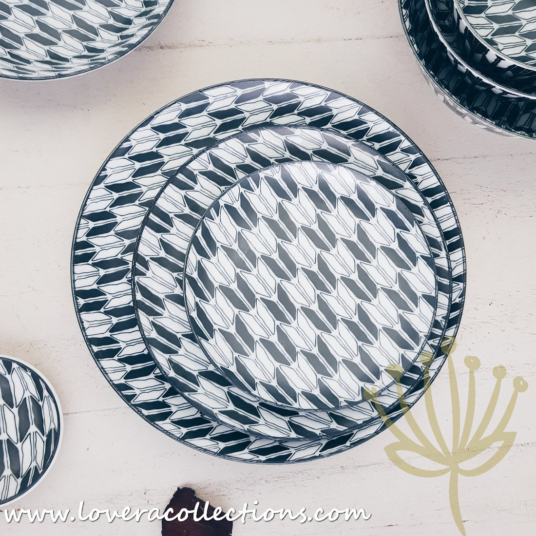 Awasaka Black & White Modern ARROWS Dinnerware Set - 16-Piece Porcelain Plates, Bowls & Mugs - Elegant Tableware for Dinner Parties, Restaurants & Home Decor (60% Off Limited Time Sale)
