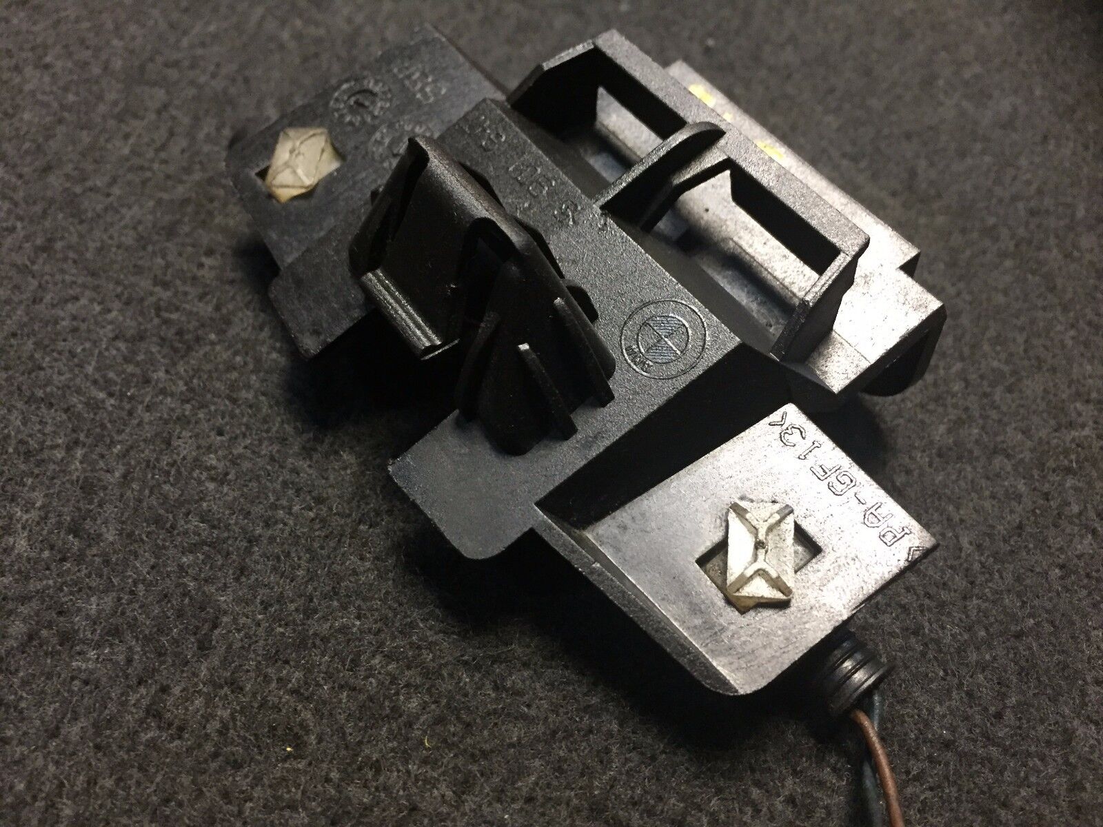 02 03 04 05 BMW E65 E66 Micro Air Housing Mount Bracket Holder 6901647 OEM - Perfect for BMW 7 Series Air Filter Replacement & Engine Maintenance