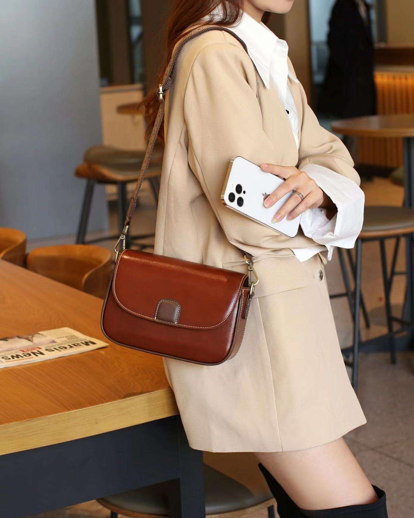 Stylish Compact Leather Crossbody Purse for Women - Fashionable Small Shoulder Bag with Adjustable Strap - Perfect for Travel, Shopping & Everyday Use