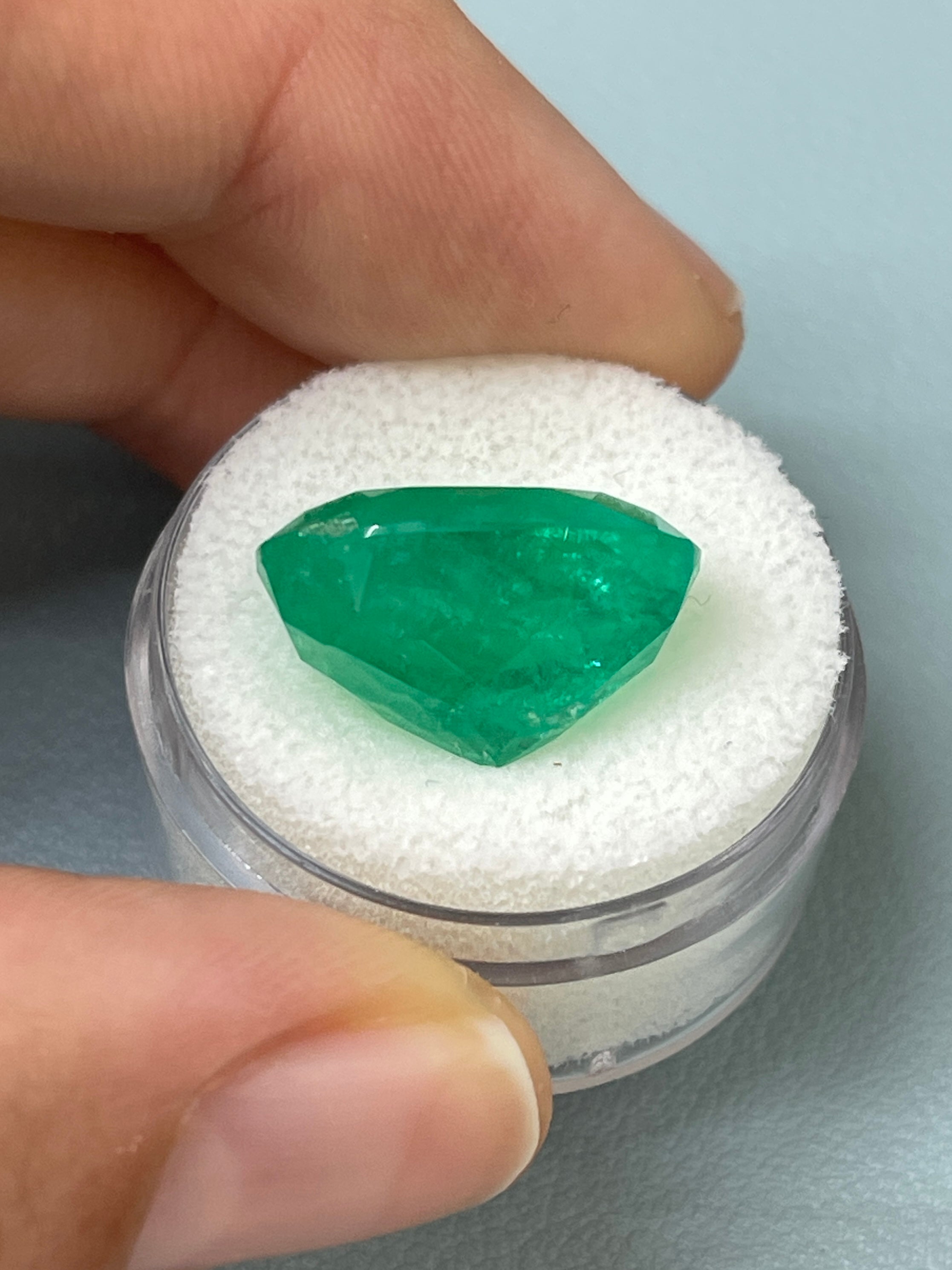 14.72 Carat Natural Colombian Emerald - 17.4x13.3mm Oval Cut Loose Gemstone, Vivid Grassy Green Color for Jewelry Making, Engagement Rings & Luxury Gifts