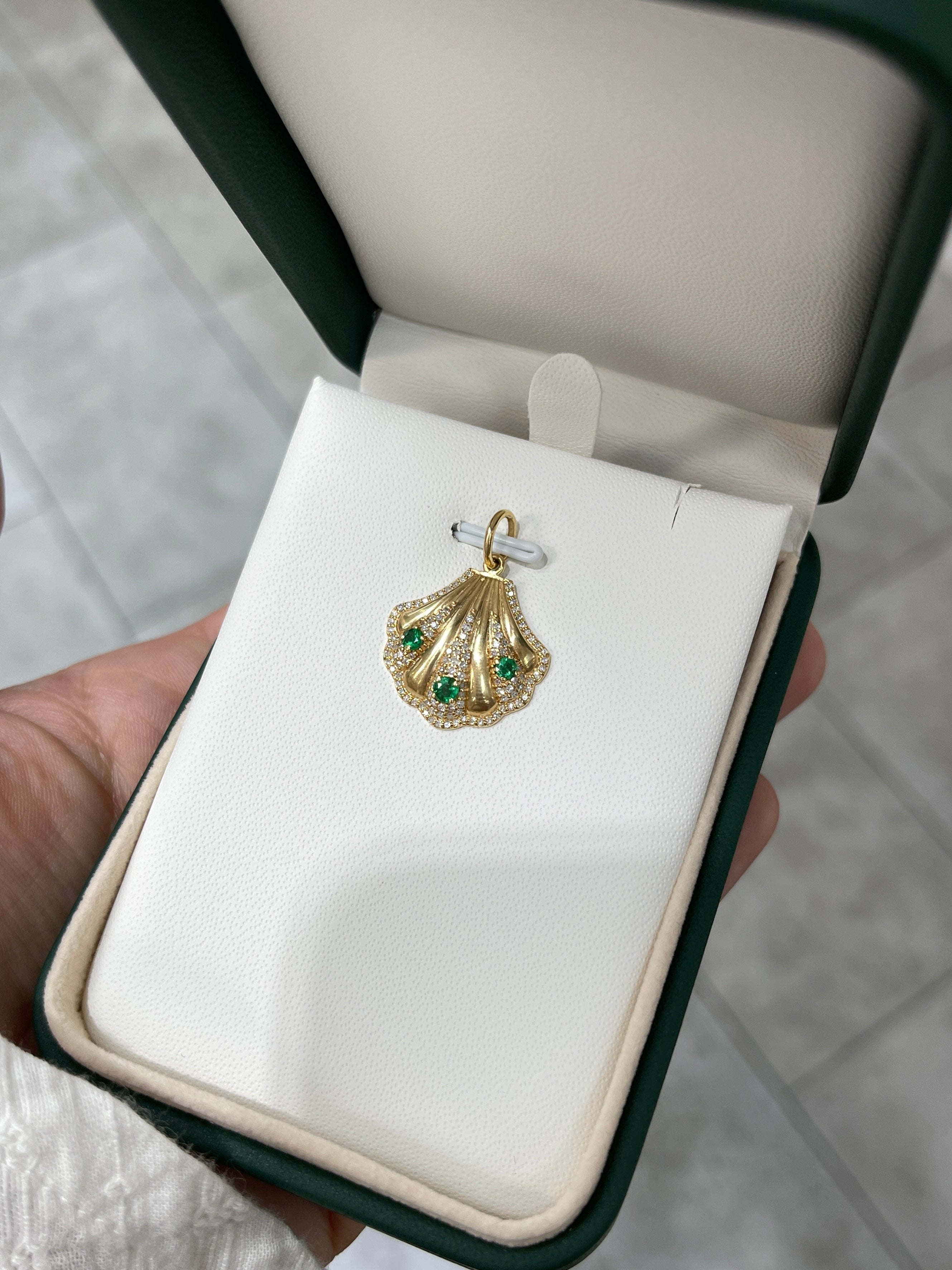 0.63tcw 14K Gold Diamond & Emerald Seashell Pendant Necklace - Elegant Beach Jewelry for Women, Perfect for Summer Vacations & Ocean-Themed Gifts