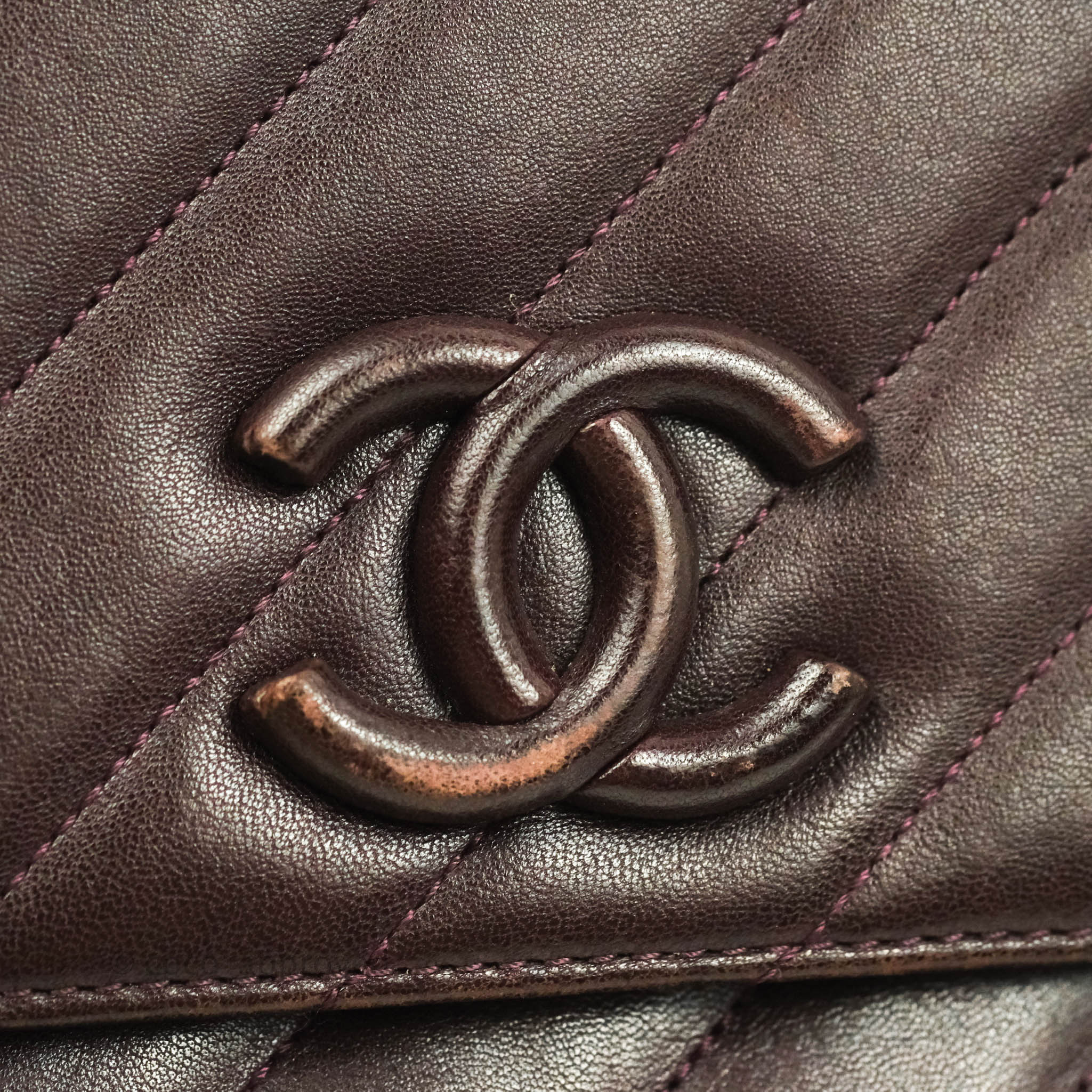 Chanel CC Signature Flap Bag in Diagonal Burgundy Calfskin with Aged Gold Hardware - Luxury Crossbody Purse for Women, Perfect for Date Night & Special Occasions