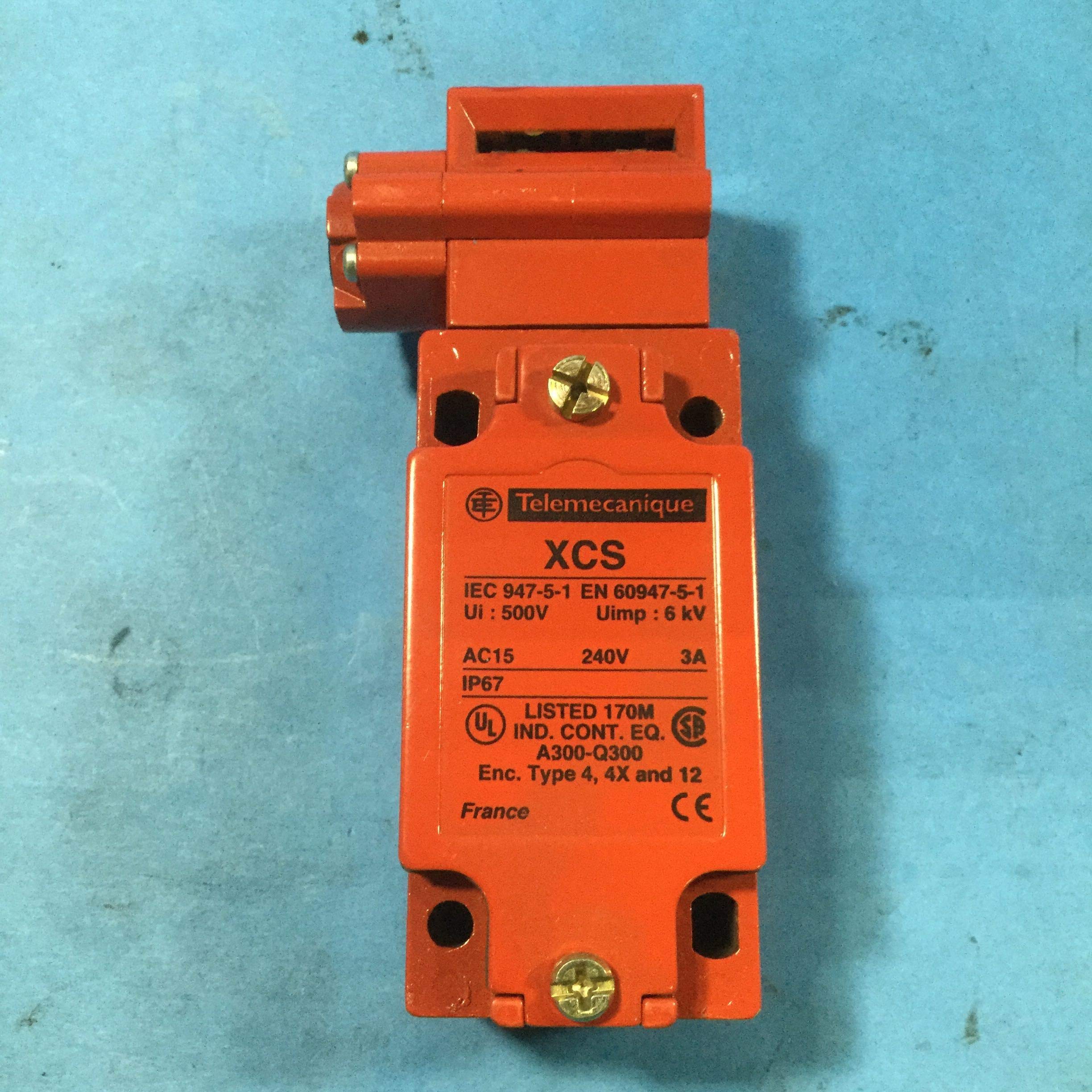 Telemecanique XCS-B703 Non-Locking Safety Interlock Switch - Industrial Machine Safety Device for Equipment Protection & Access Control