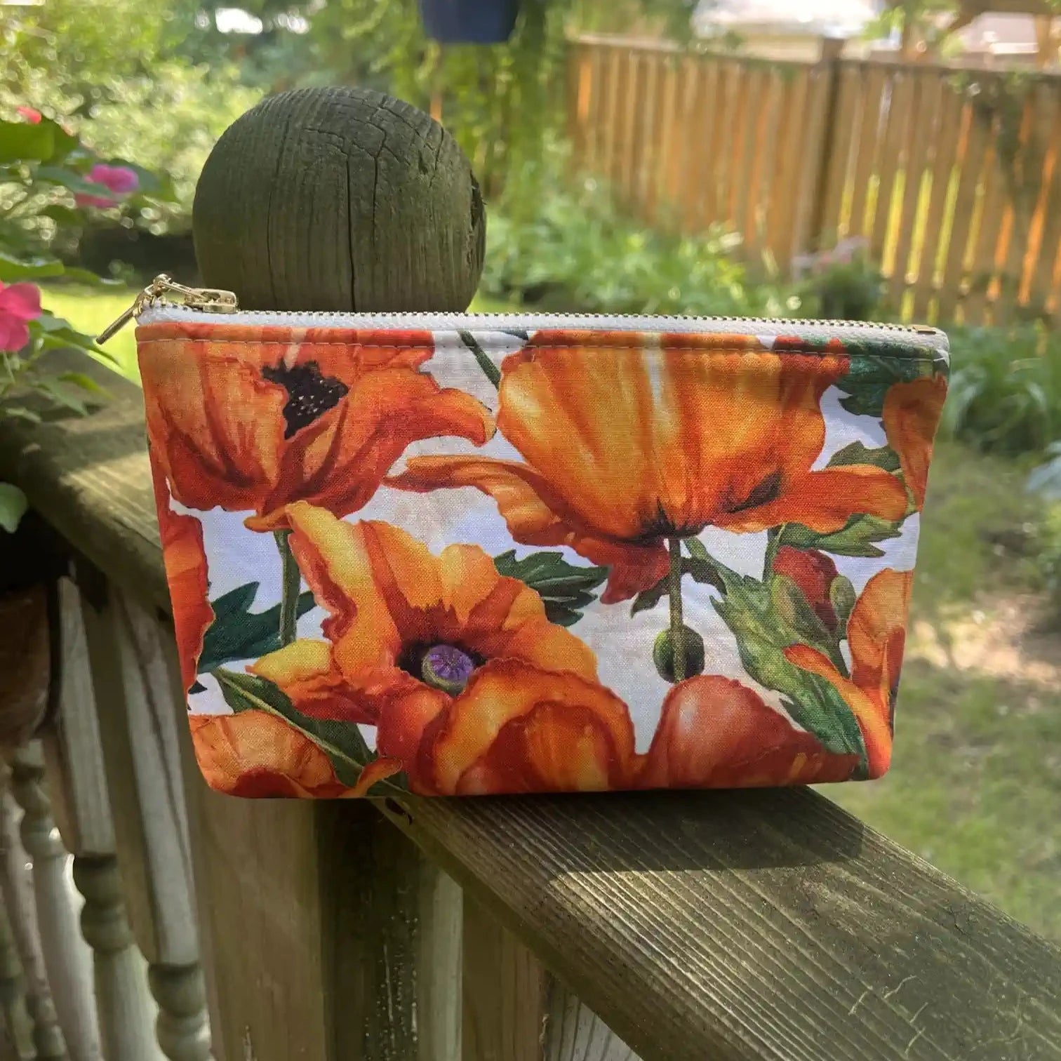 Poppies Print Small Carry All Bag with Gold Zipper - Perfect for Travel, Gym, and Everyday Essentials    或    Stylish Small Carry All Bag with Poppies Print & Gold Zipper - Ideal for Work, School, and Weekend Outings