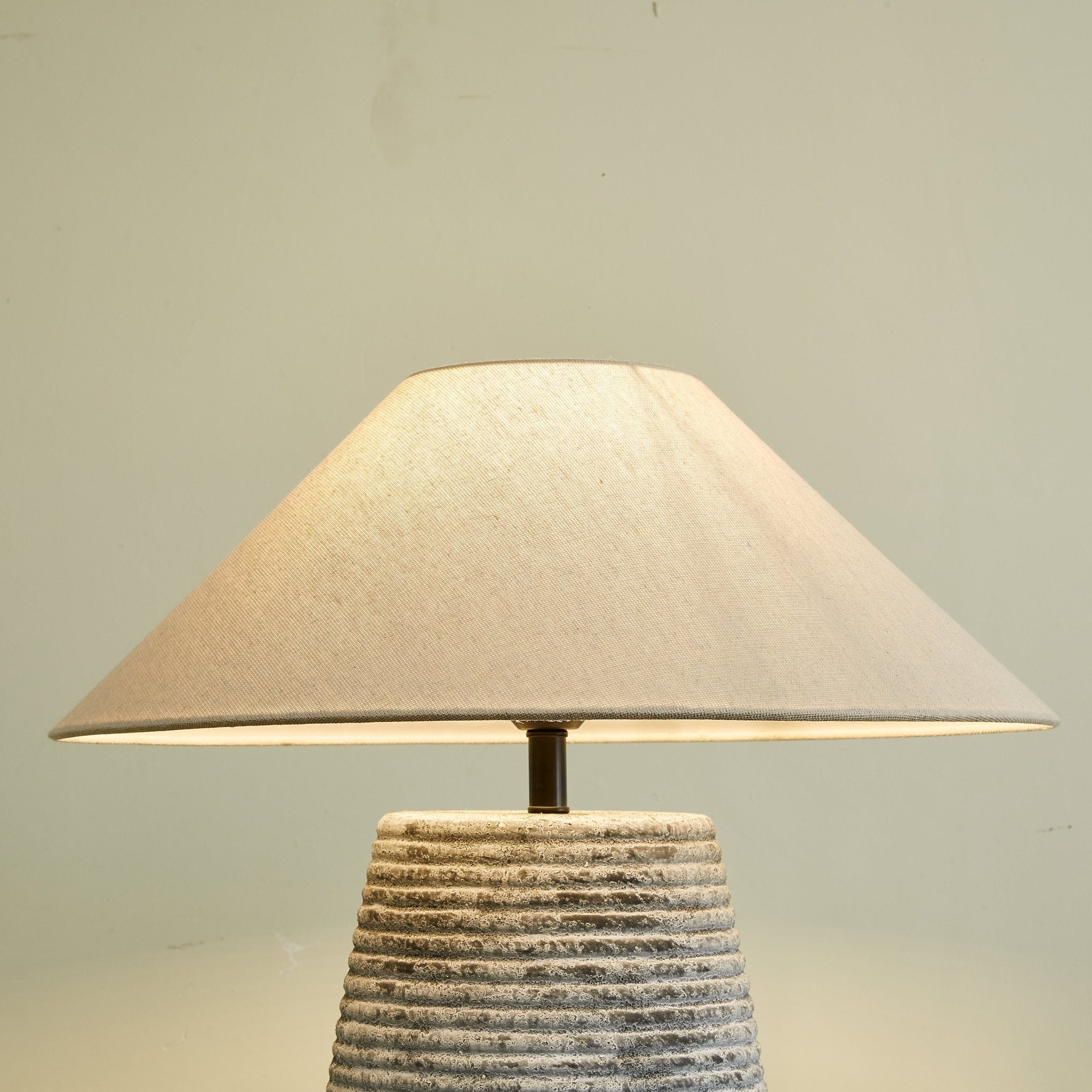 Callisto Ribbed Ceramic Table Lamp - Modern Home Decor for Living Room, Bedroom & Office - Warm White Lighting for Cozy Ambience