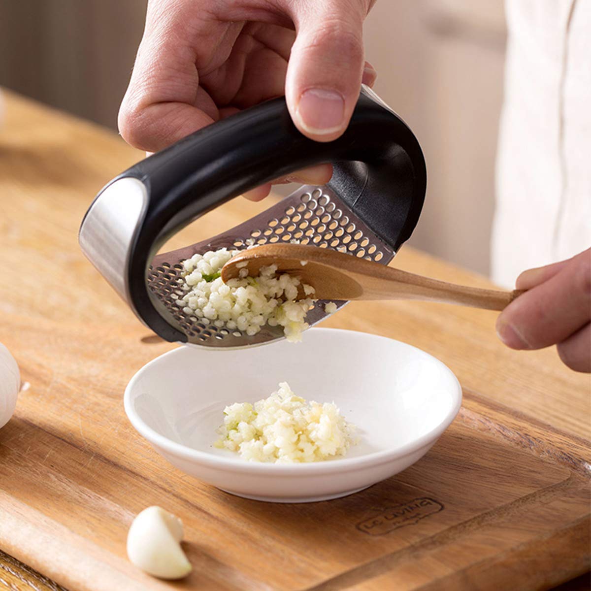 Premium Stainless Steel Garlic Press & Crusher - Heavy Duty Garlic Chopper for Kitchen - Perfect for Cooking, Baking & Meal Prep