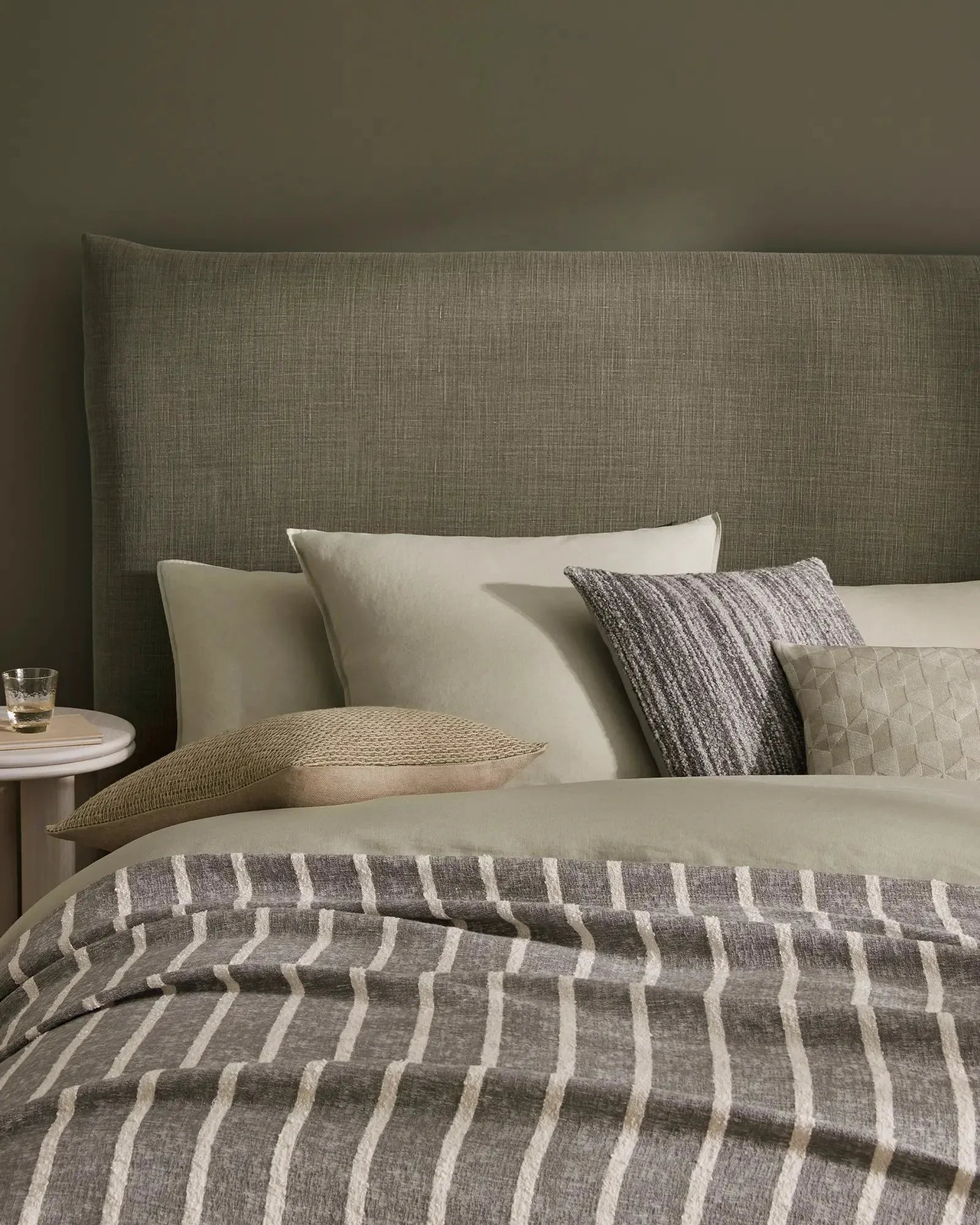 Premium Ravello Fitted Sheet - Soft Sage Green Queen Size Bed Sheet Set - Wrinkle & Fade Resistant - Perfect for Guest Rooms, Vacation Homes & Cozy Bedroom Decor