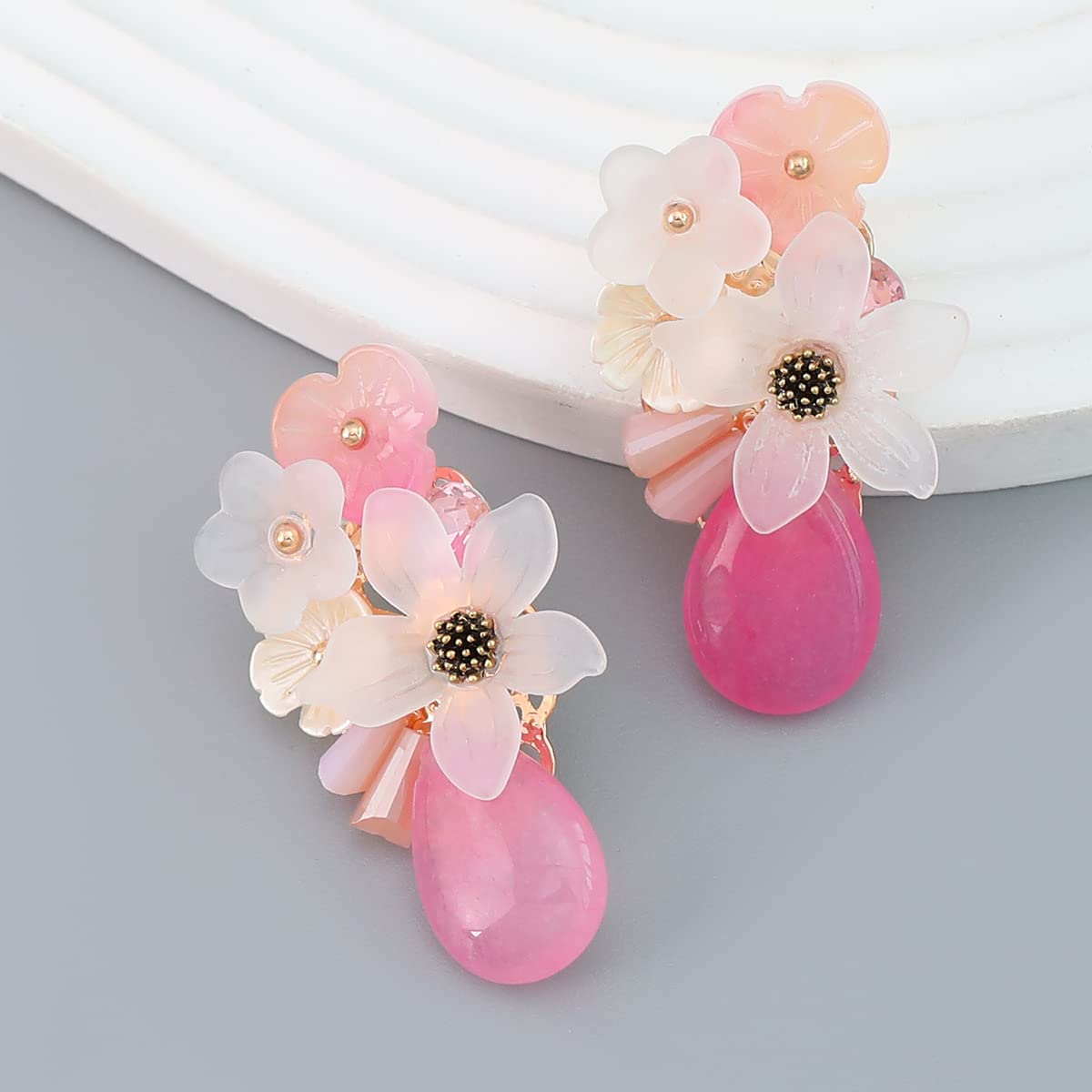 Elegant Daisy Floral Acrylic Dangle Drop Earrings for Women - Cute Teardrop Dangling Earrings Jewelry Gifts for Girlfriend, Daughter, BFF - Perfect for Birthday, Wedding, Party & Everyday Wear