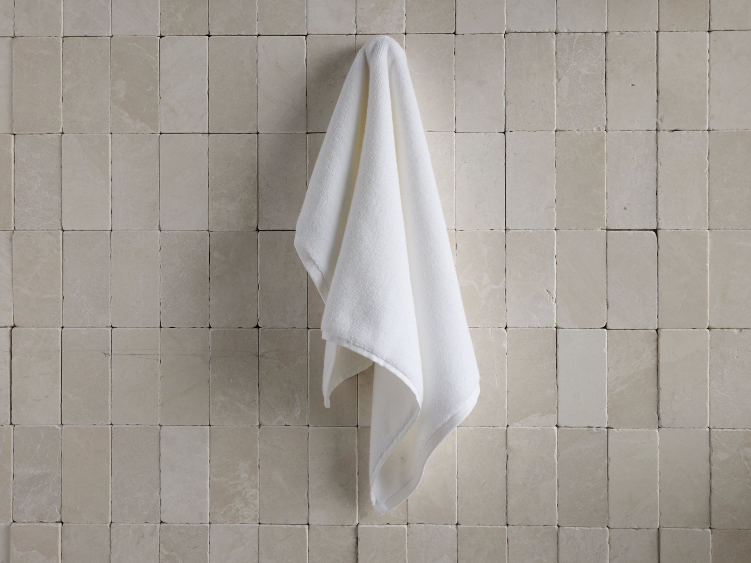 2+2 Organic Cotton Plush Bath Towel Set - Super Soft & Absorbent White Bath Towels for Spa, Gym, and Luxury Home Use