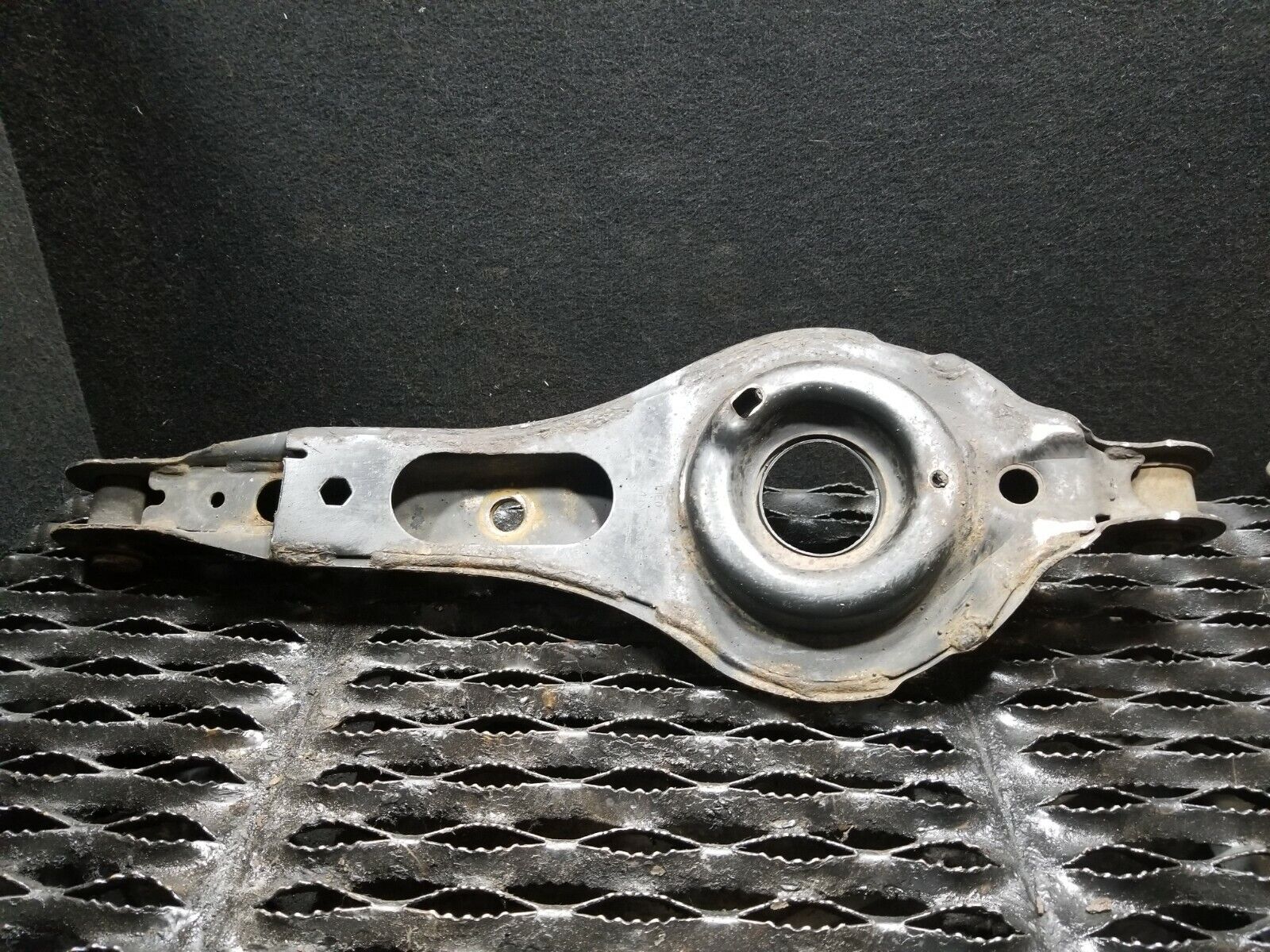 05-07 Volvo S40 2.4L Rear Lower Control Arm Left Driver Side Replacement Part - OEM Quality Suspension Component for Smooth Driving & Vehicle Stability