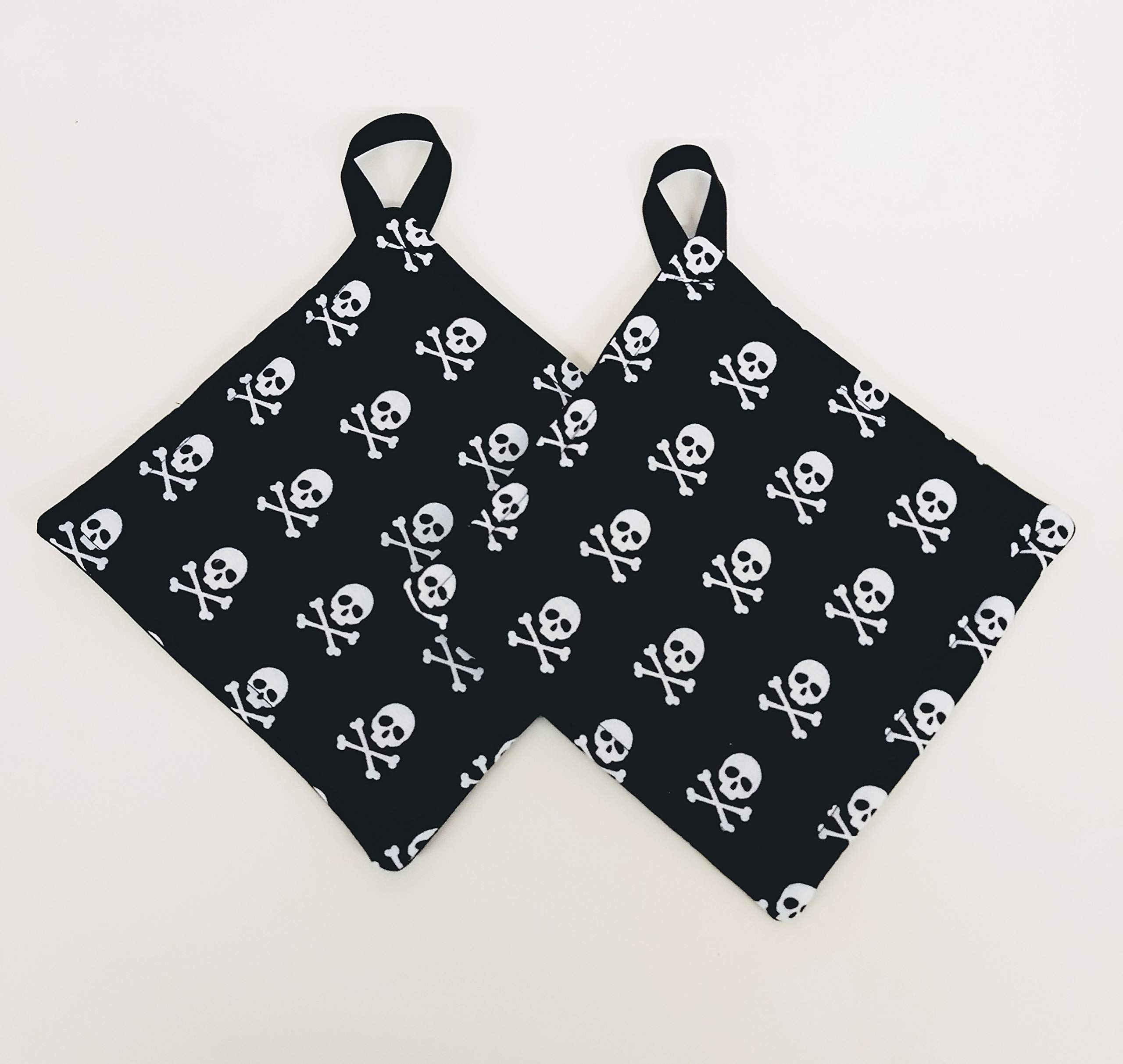Skull & Crossbones Kitchen Pot Holder Set - Heat Resistant Oven Mitts & Hot Pads for Cooking, Baking, Grilling - Perfect for Halloween, Pirate Themed Kitchens & BBQ Parties