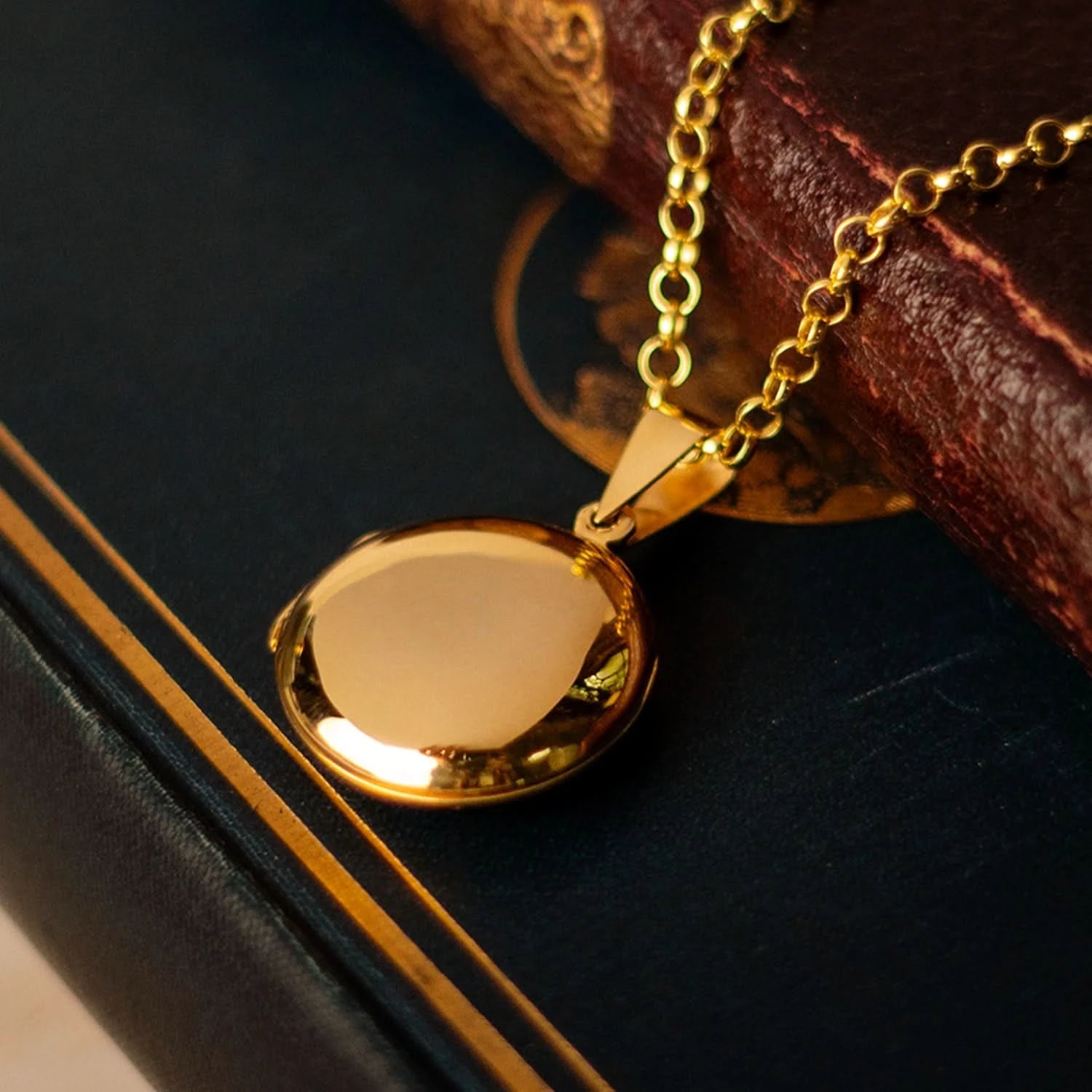 Men's Gold Round Locket Necklace - Vintage Photo Pendant for Gifts, Anniversaries & Special Occasions | Perfect for Valentine's Day, Weddings & Keepsakes