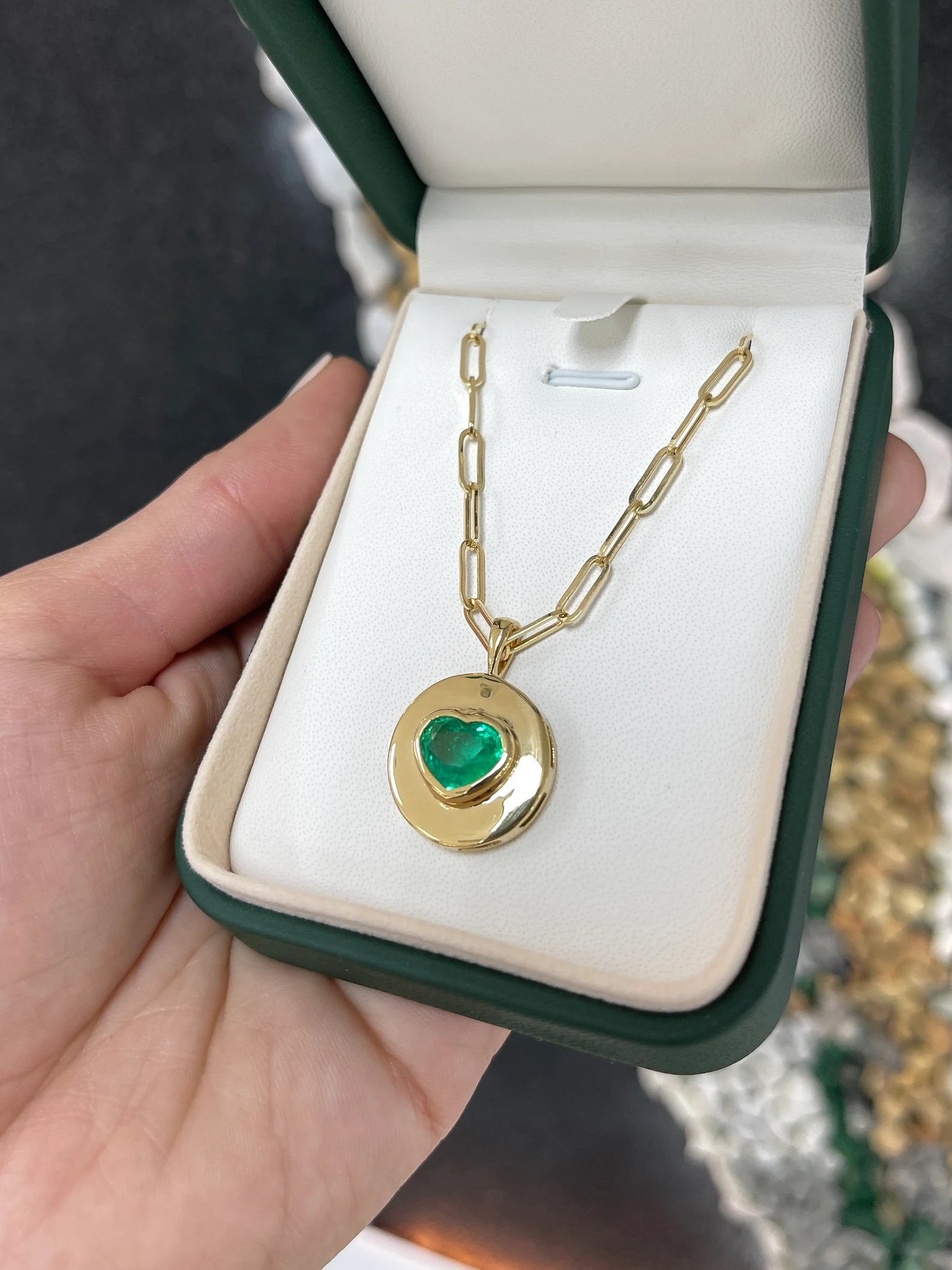 2.30 Carat 18K Gold Emerald Heart Signet Pendant Necklace - Elegant Jewelry Gift for Women, Perfect for Valentine's Day, Anniversary & Special Occasions