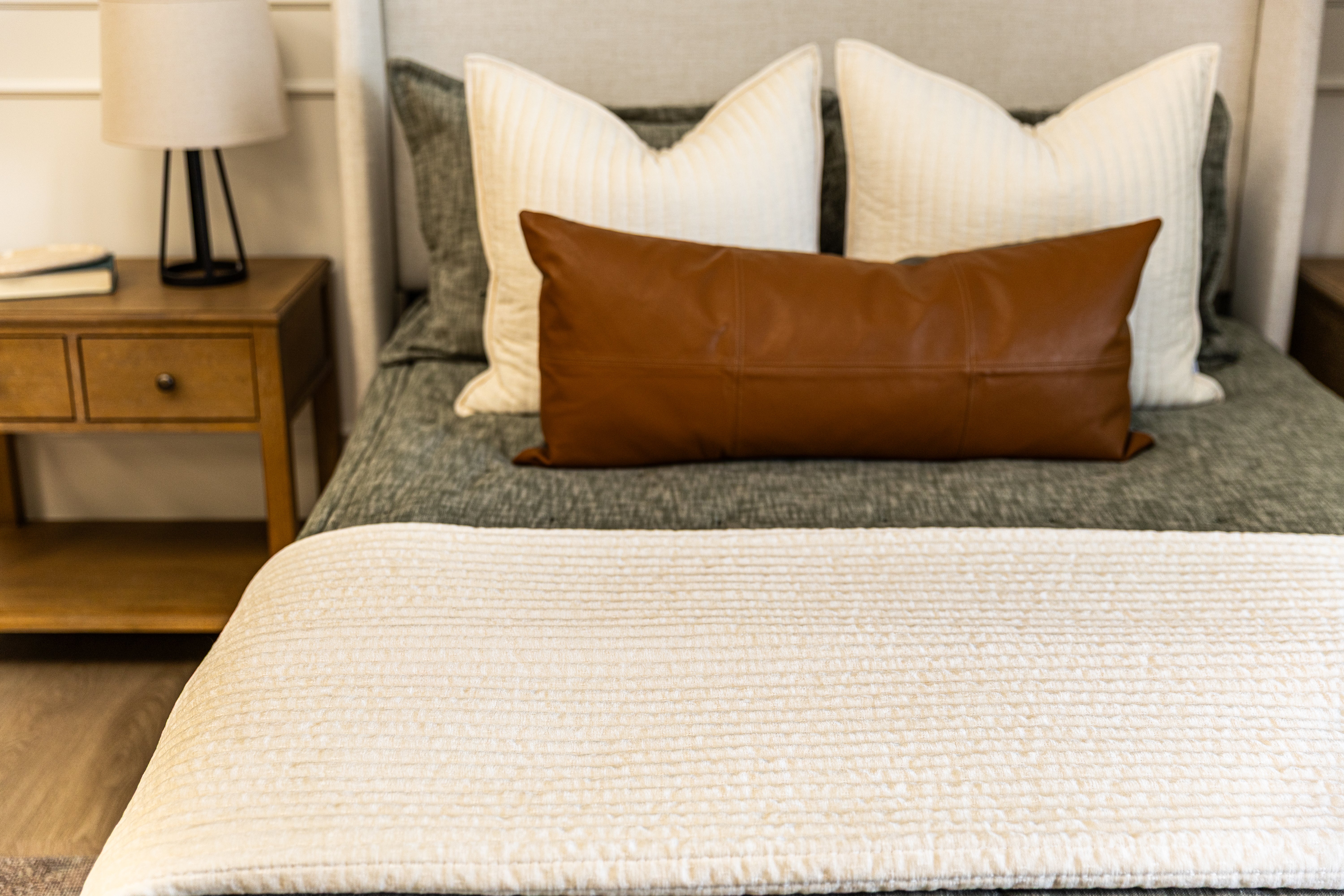 Premium Charlie Luxe Blanket - Ultra Soft & Cozy Throw for Bed, Couch & Travel - Perfect for Gifts, Home Decor & Relaxation