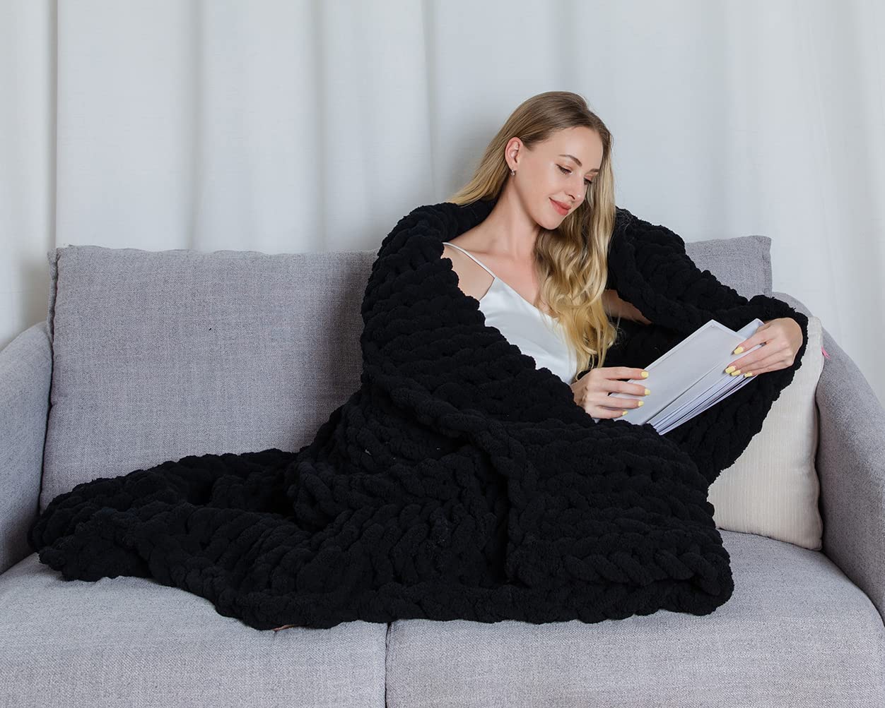 Alzoear Chunky Knit Throw Blanket - Soft Chenille Handmade Cozy Warm Blanket for Sofa, Bed, Couch - Perfect for Living Room, Bedroom Decor & Winter Snuggling (Black, 60x80 Inches)
