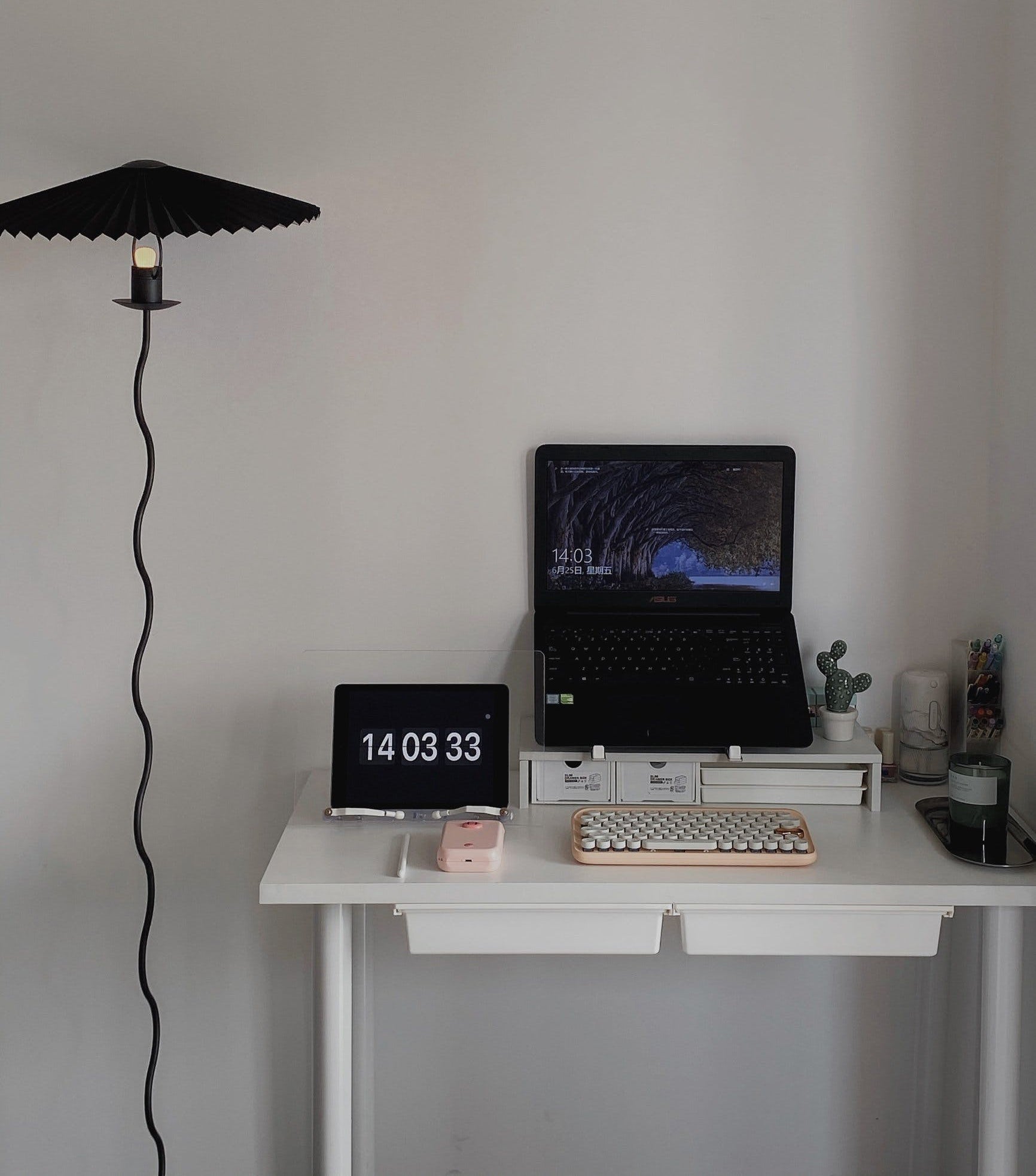 Modern Squiggle Floor Lamp - Adjustable LED Standing Light for Living Room, Bedroom & Office - Stylish Home Decor Lighting for Reading & Relaxation