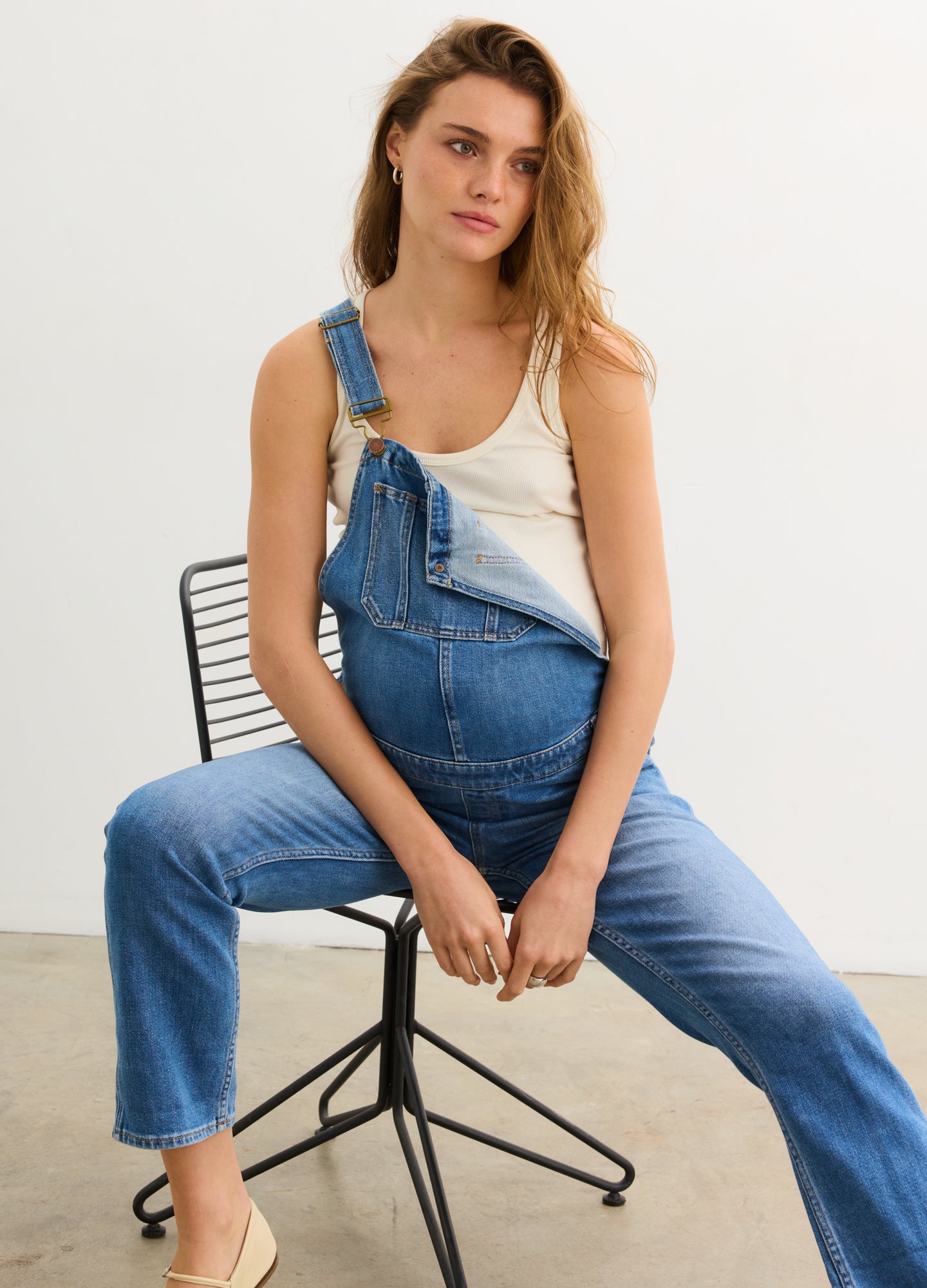 Stylish Denim Maternity Overalls for Pregnant Women - Comfortable Stretch Fabric for Everyday Wear & Maternity Photos