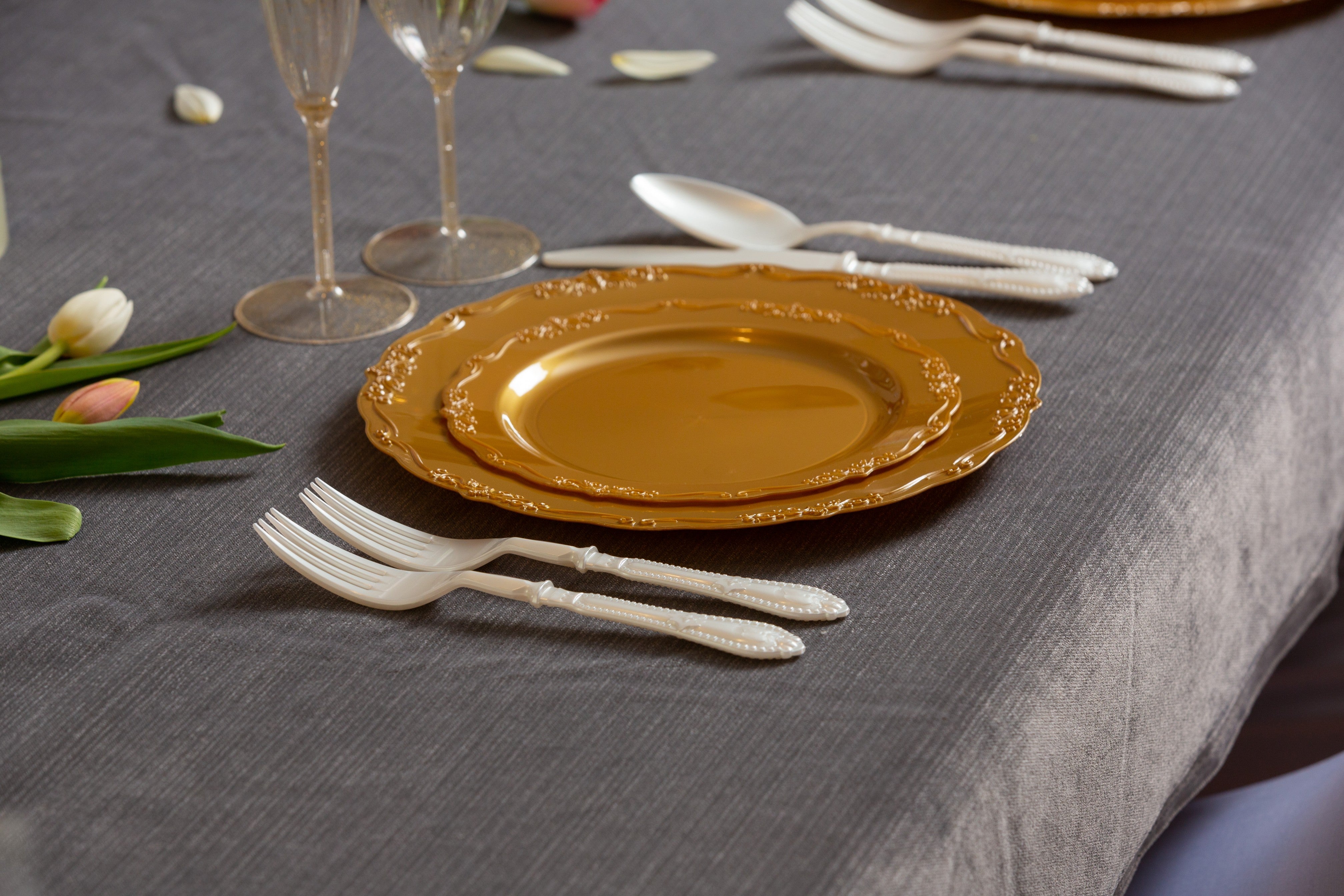 Vintage Gold Round Plastic Plates - Elegant Disposable Party Dinnerware for Weddings, Birthdays & Special Events