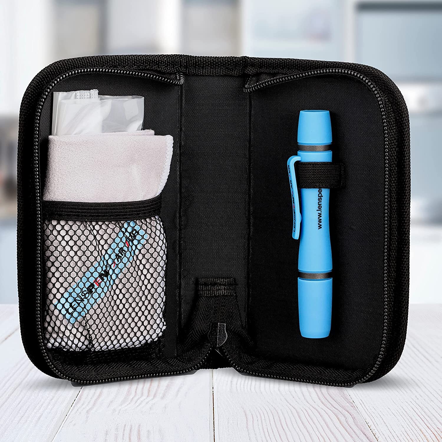 Original LensPen VR Headset Cleaning Kit - Black Carbon Fiber Cleaning Tool for Oculus, Valve Index, PSVR & HTC Vive - Removes Fingerprints, Dust & Grease - Anti-Fog Solution for Virtual Reality Goggles - Perfect for Gaming, VR Training & Home Entertainment Use