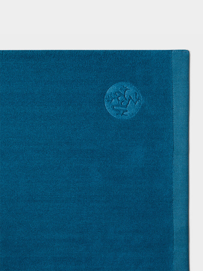 Manduka eQua Hot Yoga Towel - Premium Non-Slip Hand Towel for Hot Yoga & Bikram - Absorbent & Quick-Drying for Intense Workouts & Sauna Sessions
