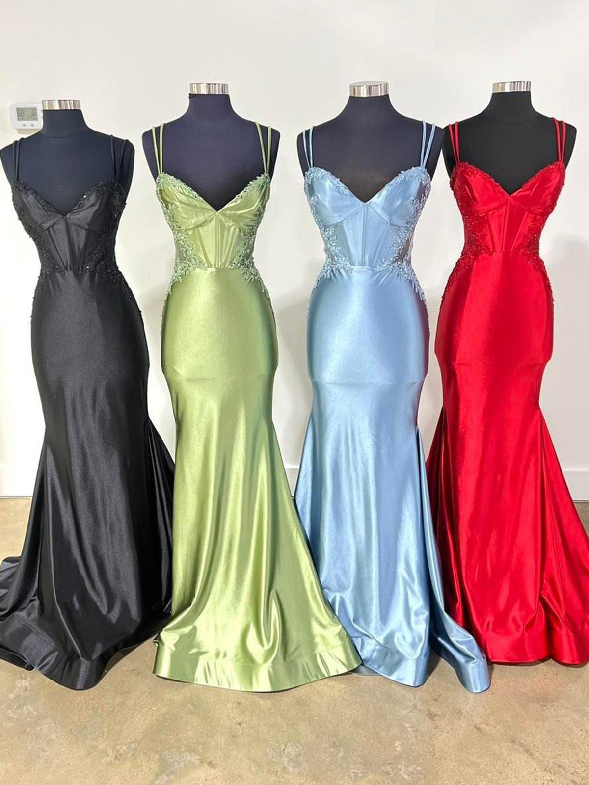 Elegant V-Neck Prom Dress with Lace Appliques & Satin Double Straps - Perfect for Homecoming, Formal Dances & Special Occasions