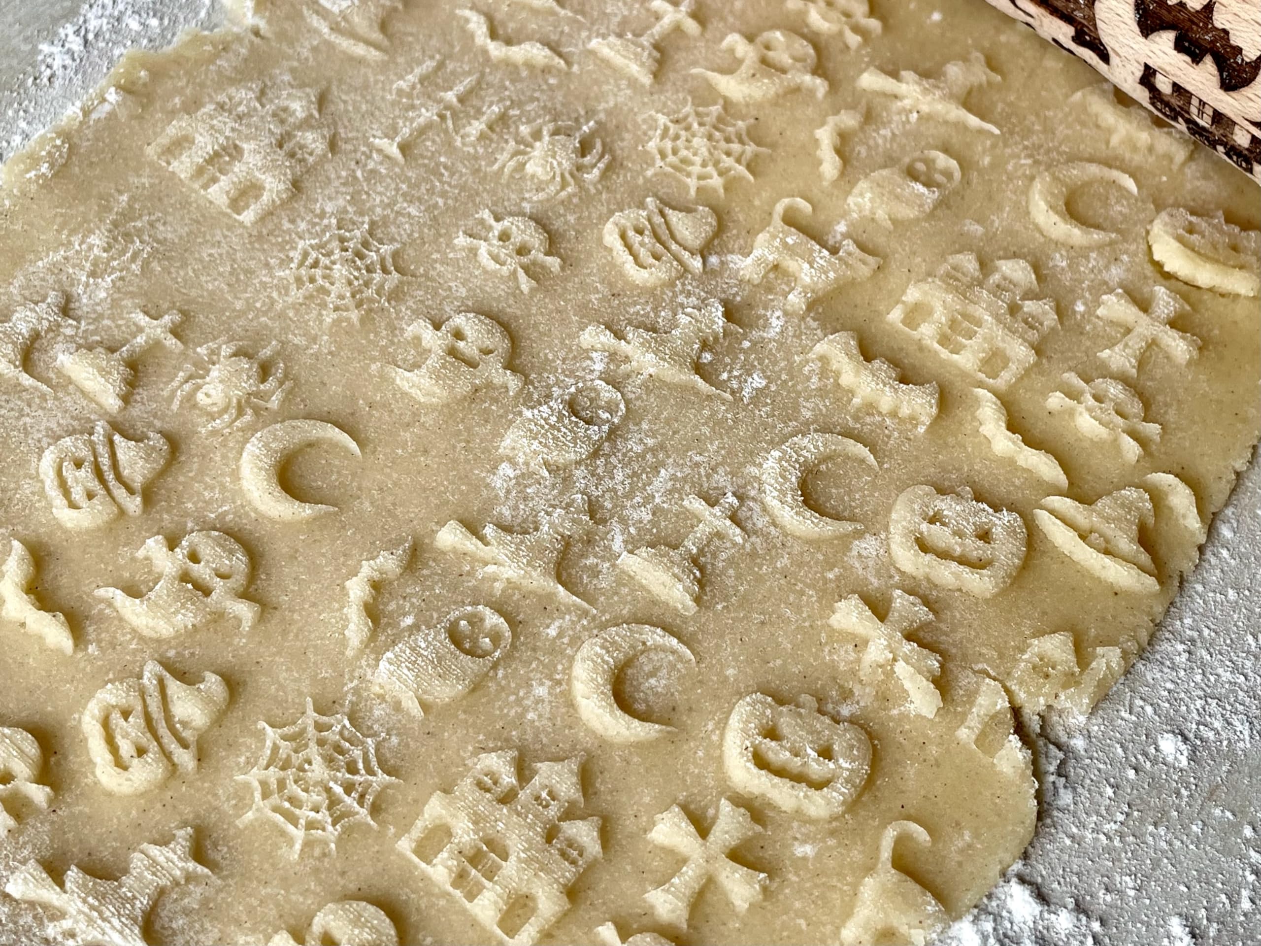 Halloween Embossing Rolling Pin - Laser Engraved Dough Roller with Moon, Owl, Spider, Ghost, Pumpkin & Witch Patterns | Perfect for Making Homemade Halloween Cookies, Pumpkin Pies & Spooky Treats | Ideal for Baking, Cookie Decorating & Halloween Party DIY Crafts