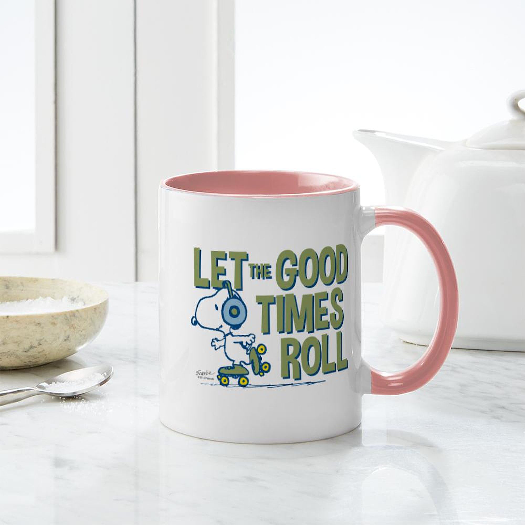 Snoopy Skate Ceramic Coffee Mug 11 oz (325 ml) - Funny Cartoon Character Mug for Coffee, Tea & Hot Drinks - Perfect Gift for Peanuts Fans, Office Use & Home Decor